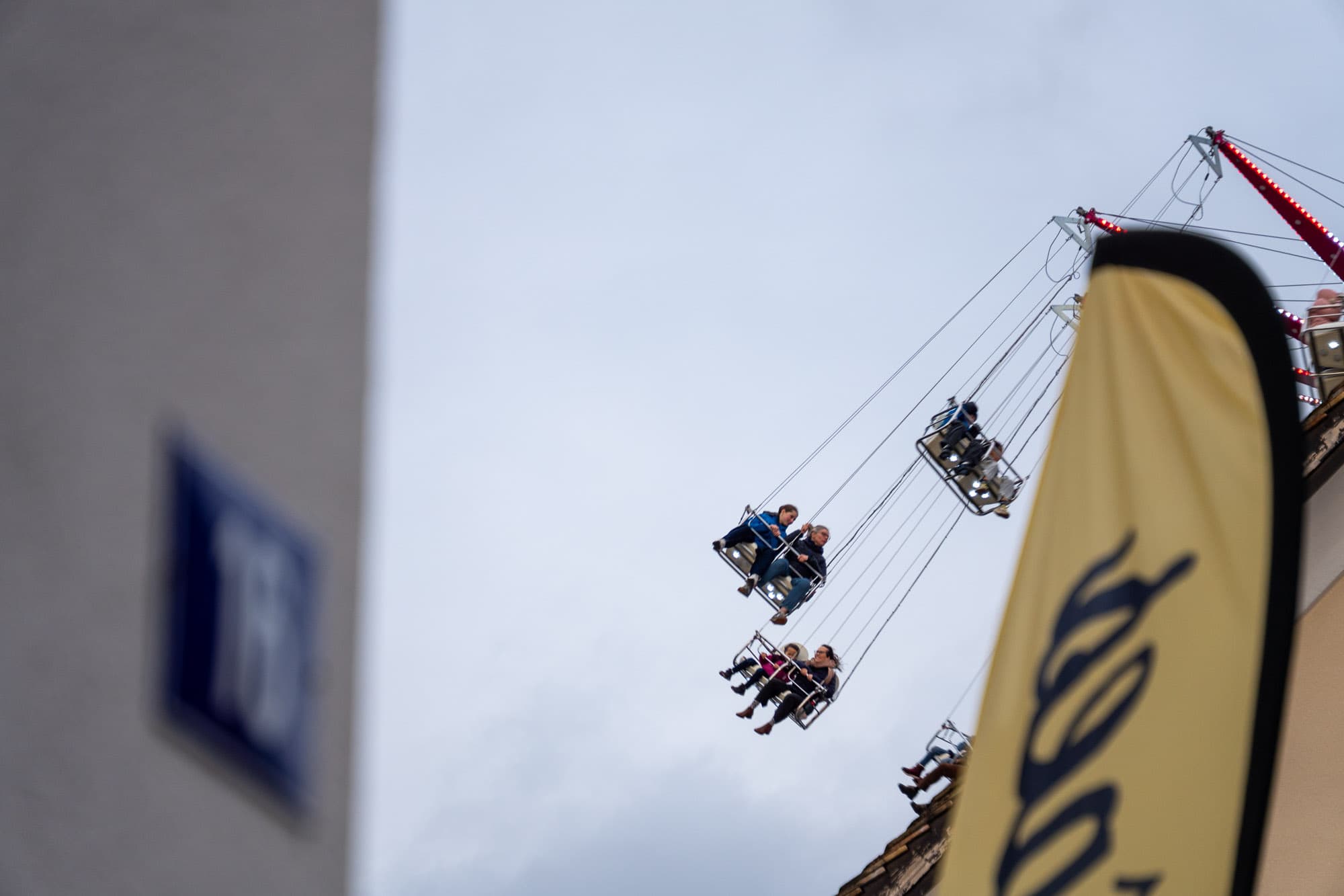 Fliegen ab diesem Jahr nicht mehr am Montag: Besuchende über den Dächern an der Thalwiler Chilbi 2025