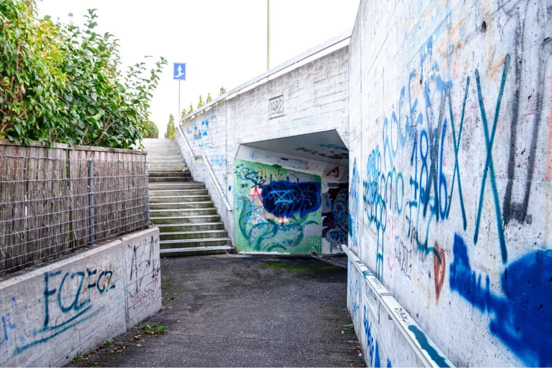 Die Gemeinde als neue Besitzerin der Unterführung Dorfstrasse/Zürcherstrasse will die hässlichen Sprayereien entfernen.