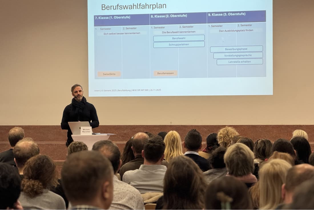 Michele Marchesis Erläuterungen zur Berufswahl stiessen in der Aula Hofern auf grosses Interesse.