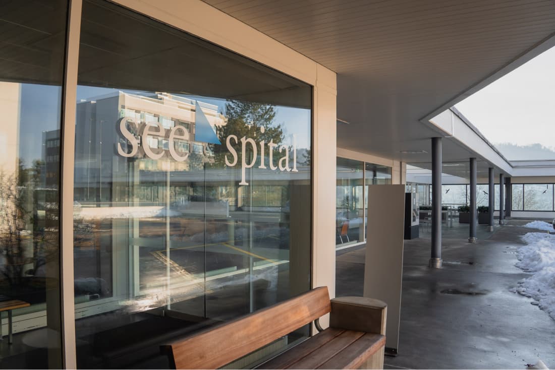 Die längerfristige Zukunft des ehemaligen Spitals in Kilchberg ist ungewiss. Vorerst wird es weiterhin als Durchgangszentrum für Asylsuchende genutzt.