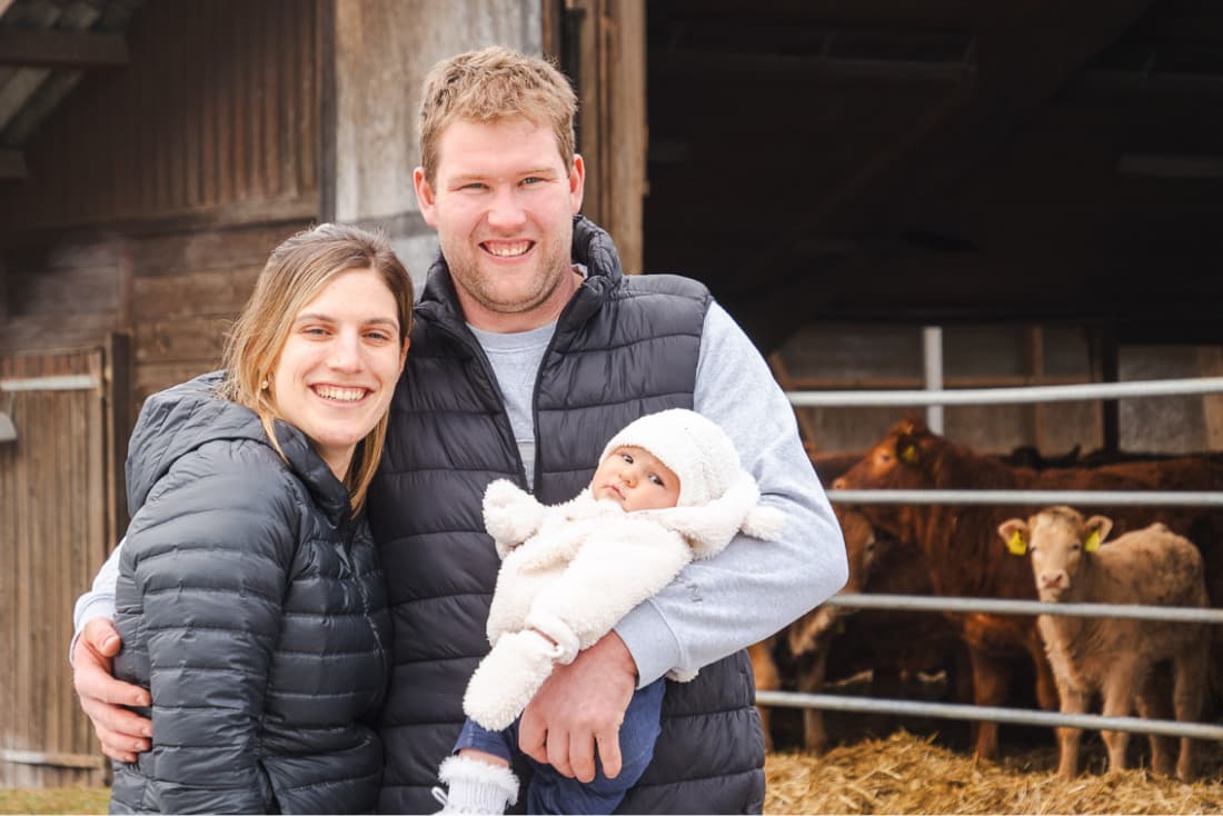 Sie sind neu in der auf dem Bauernhof Sihlhalde anzutreffen: Marina und Stefan Gäumann mit Tochter Naomi.