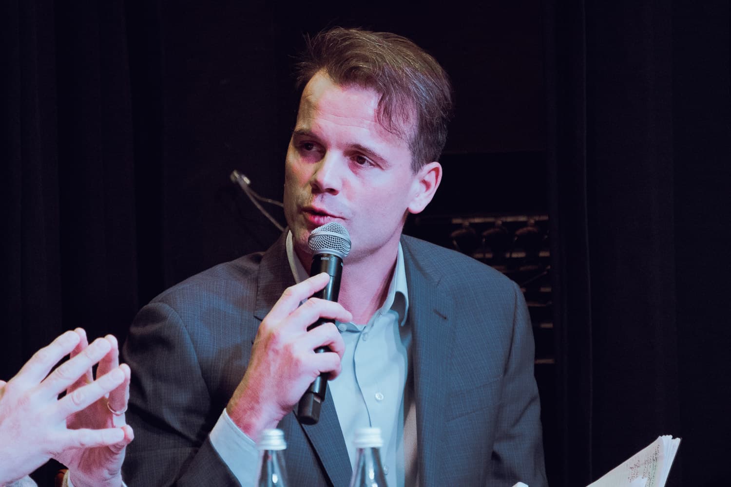 In der Affäre um Finanzvorstand David Makay kommen immer mehr Details ans Licht. Sein Verhalten hat zu einer Verwarnung durch den Gemeinderat geführt.