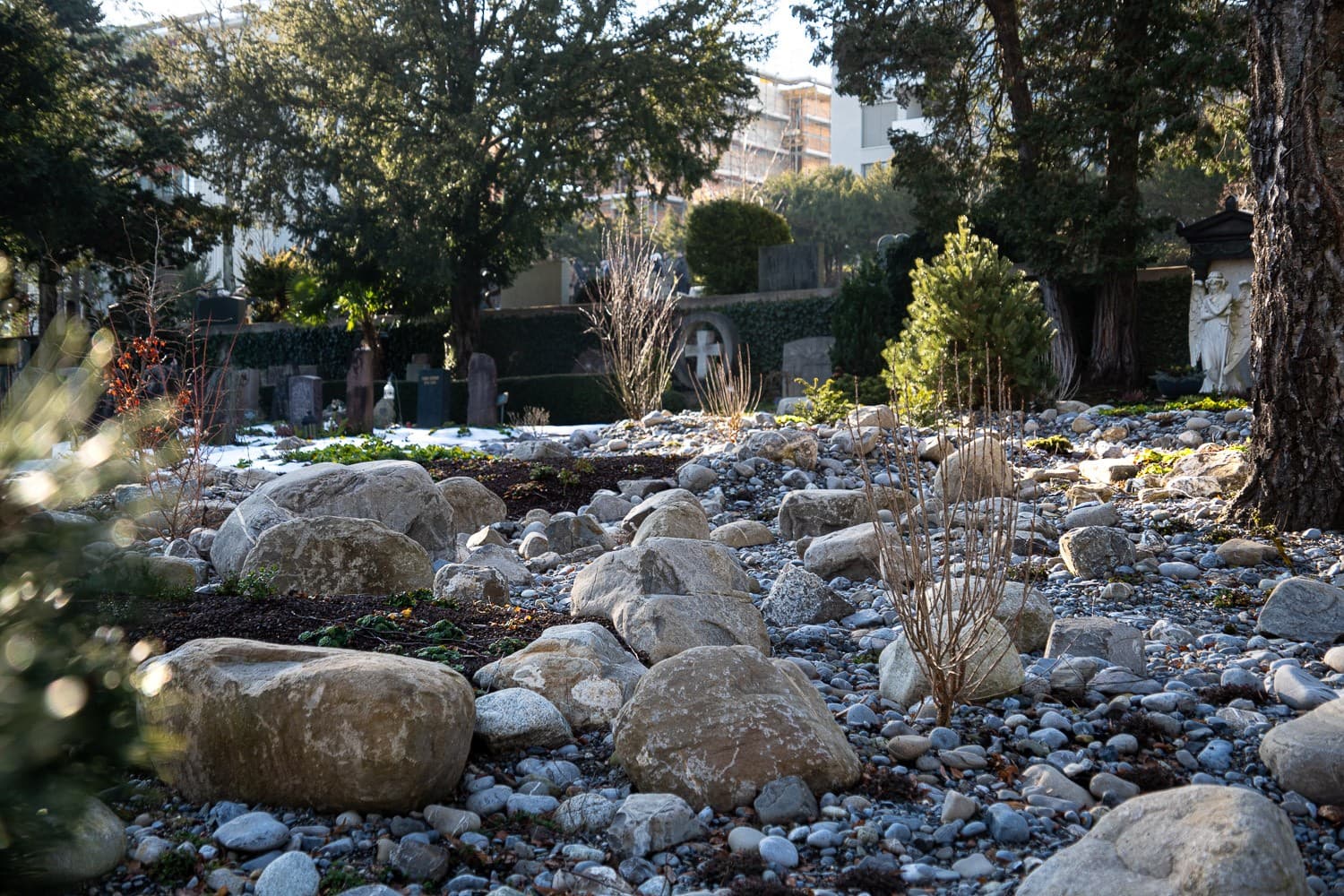 Auf dem Friedhof Thalwil können Urnen neu in einem so genannten Alpinum bestattet werden.