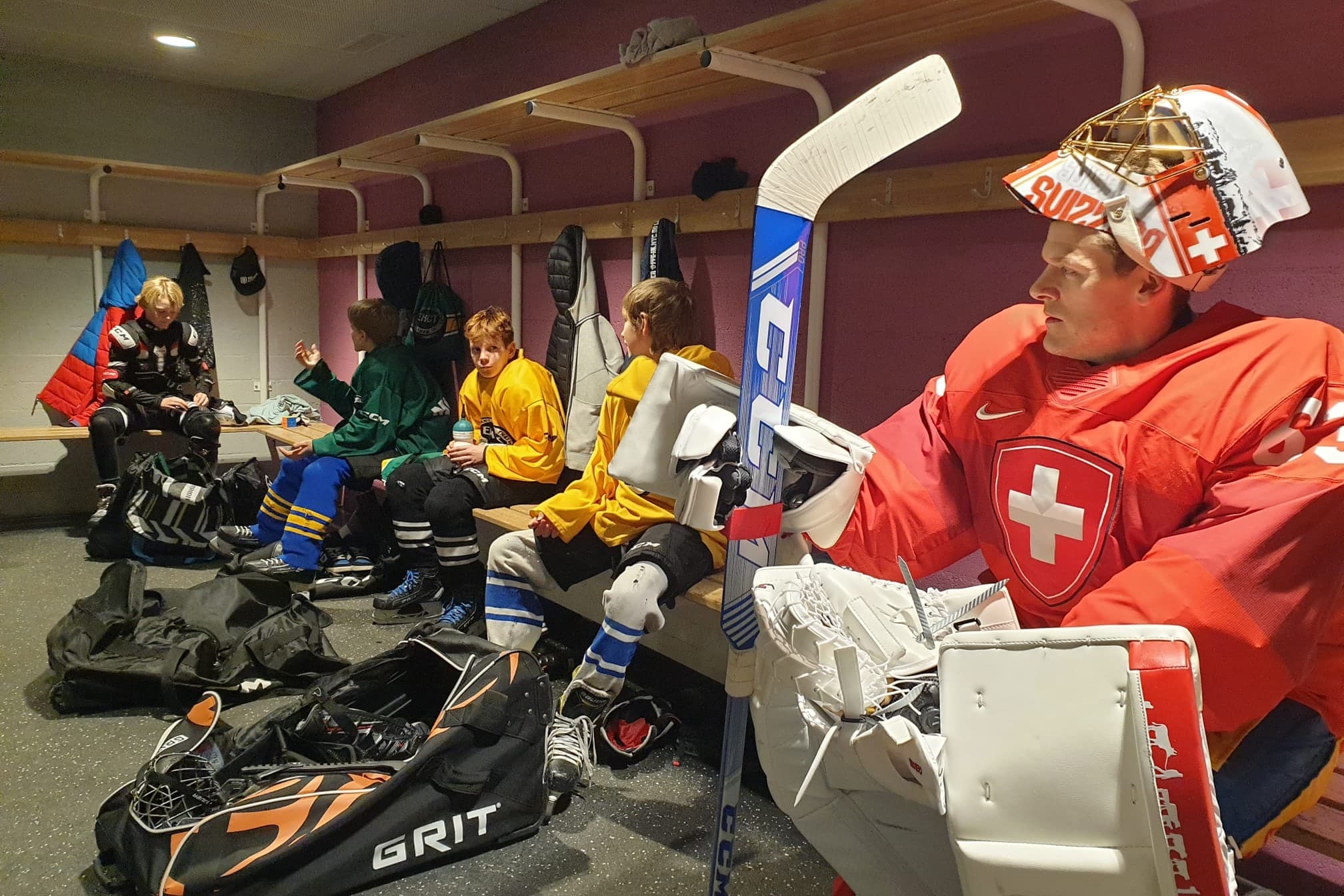 Der Thalwiler Nachwuchs mit Nati-Goalie Leonardo Genoni in der Garderobe.