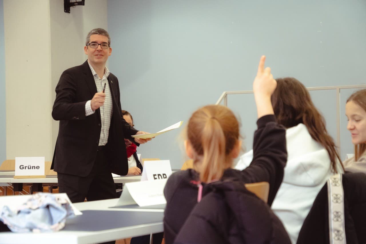Ratspräsident Martial Jacoma führte die Kinder in die Arbeit des Grossen Gemeinderats Adliswil ein.