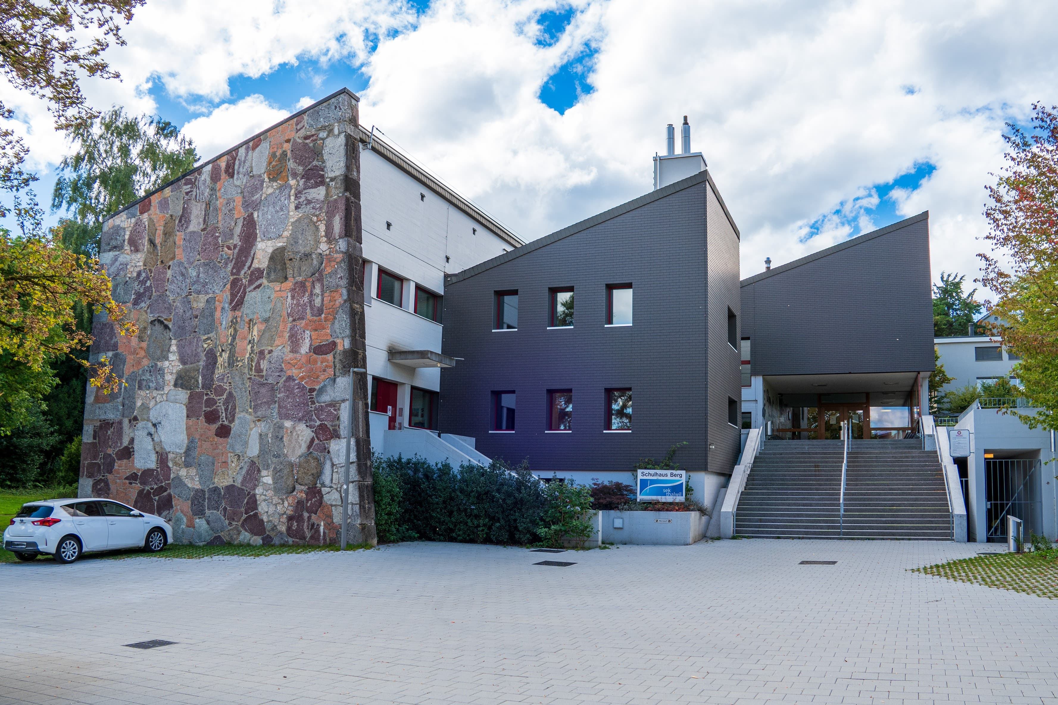 Aufregung an der Sekundarschule Thalwil: Auf dem Schulgelände führte die Polizei am Donnerstag Verhaftungen durch.