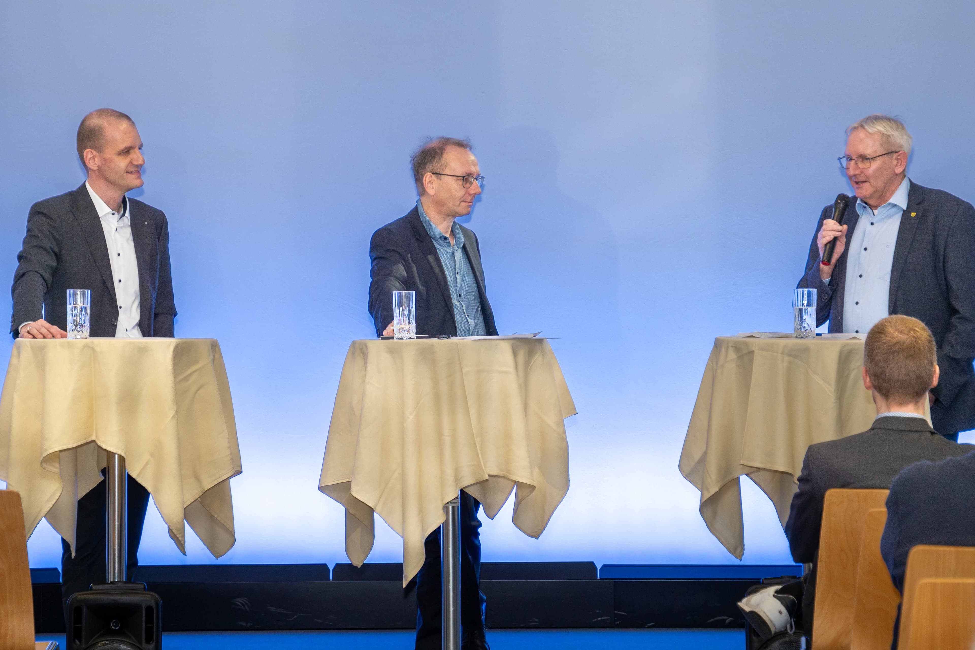 Markus Bürgi (links) und Felix Keller (rechts) erklärten ihre Motivation, Stadtpräsident von Adliswil zu werden. In der Bildmitte Moderator Benjamin Geiger.