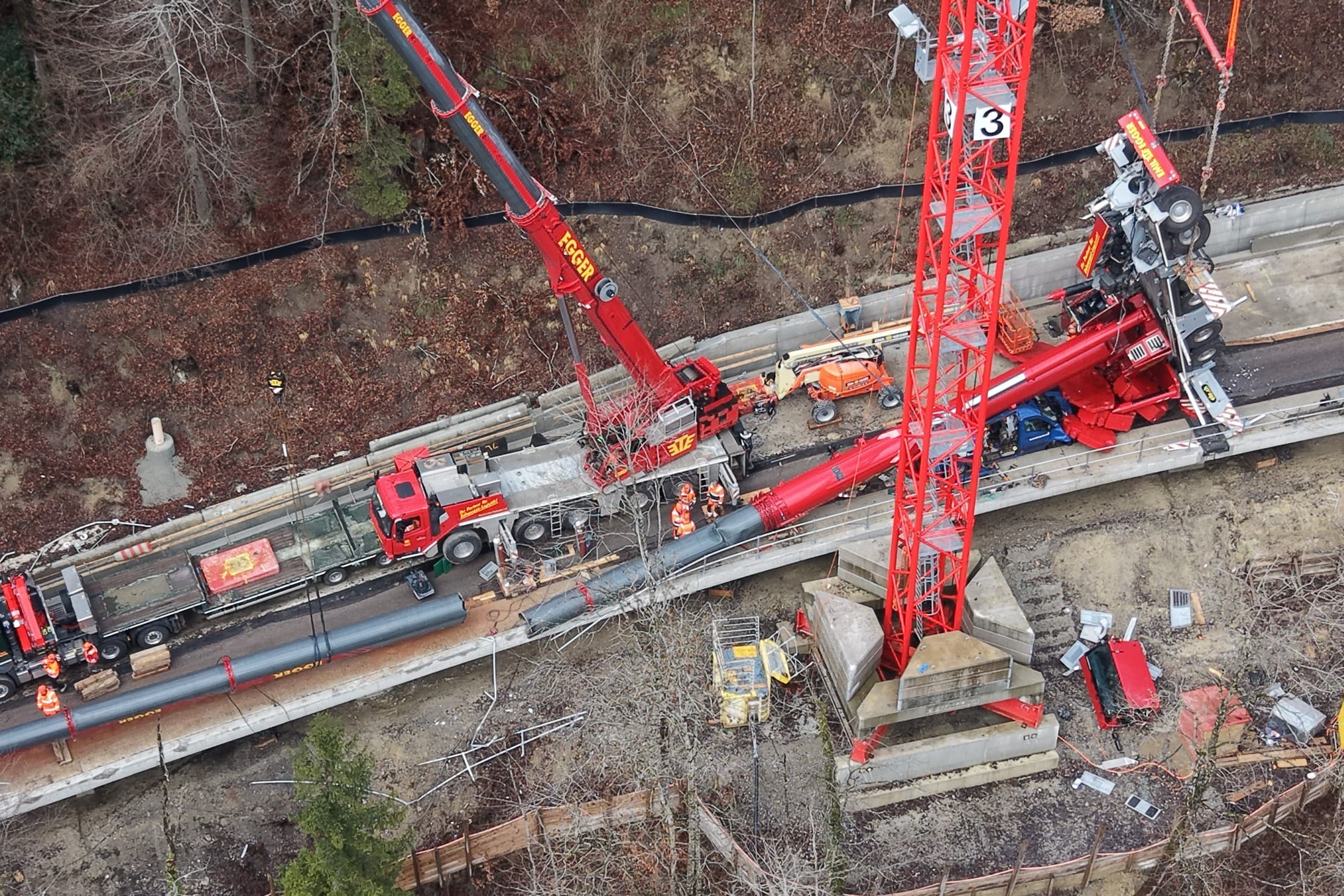 Die Unfallstelle auf der Stallikoner Seite der Buchenegg. Rechts im Bild der umgekippte Pneukran.