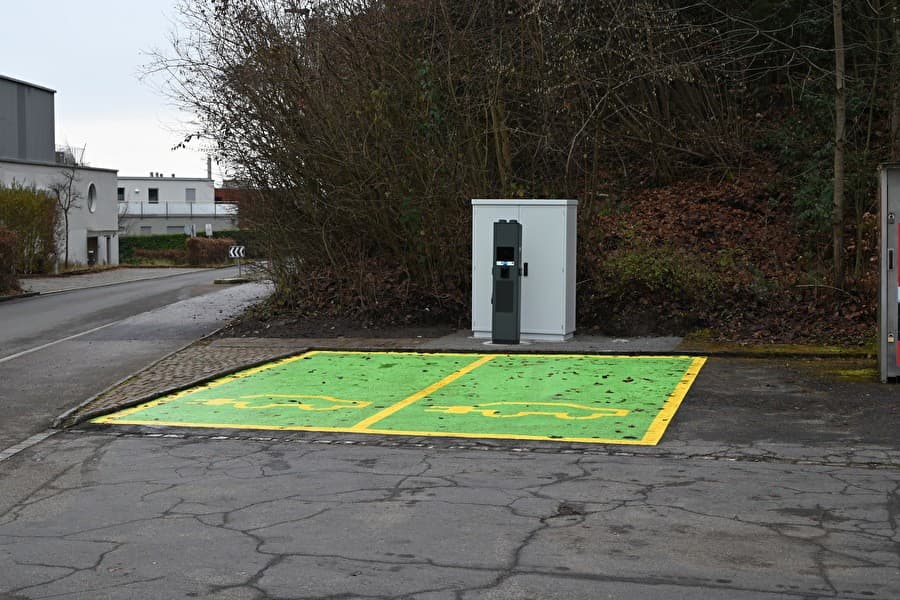 Jetzt kann man auch an der Säumerstrasse Strom tanken.