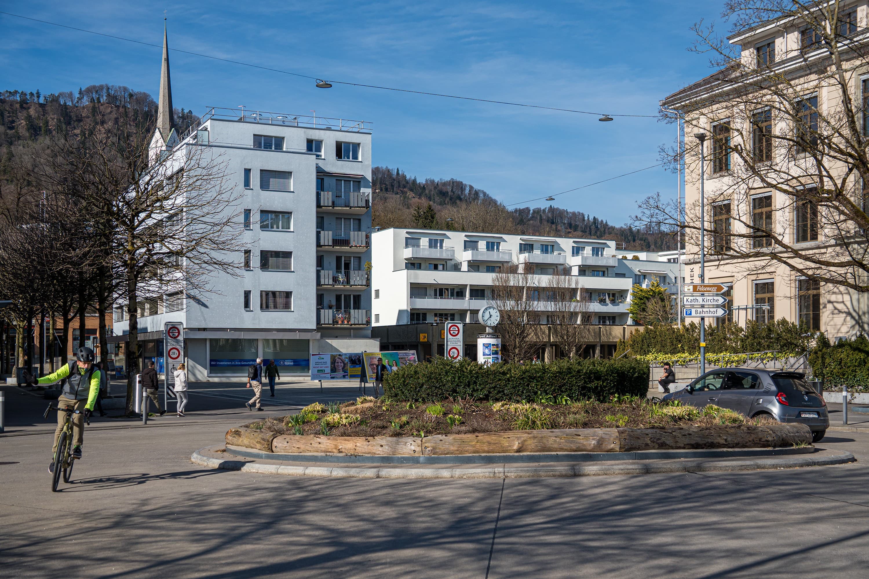 Auch für Velofahrende im Kreisel gilt: In der Spurmitte fahren und klare Zeichen geben.