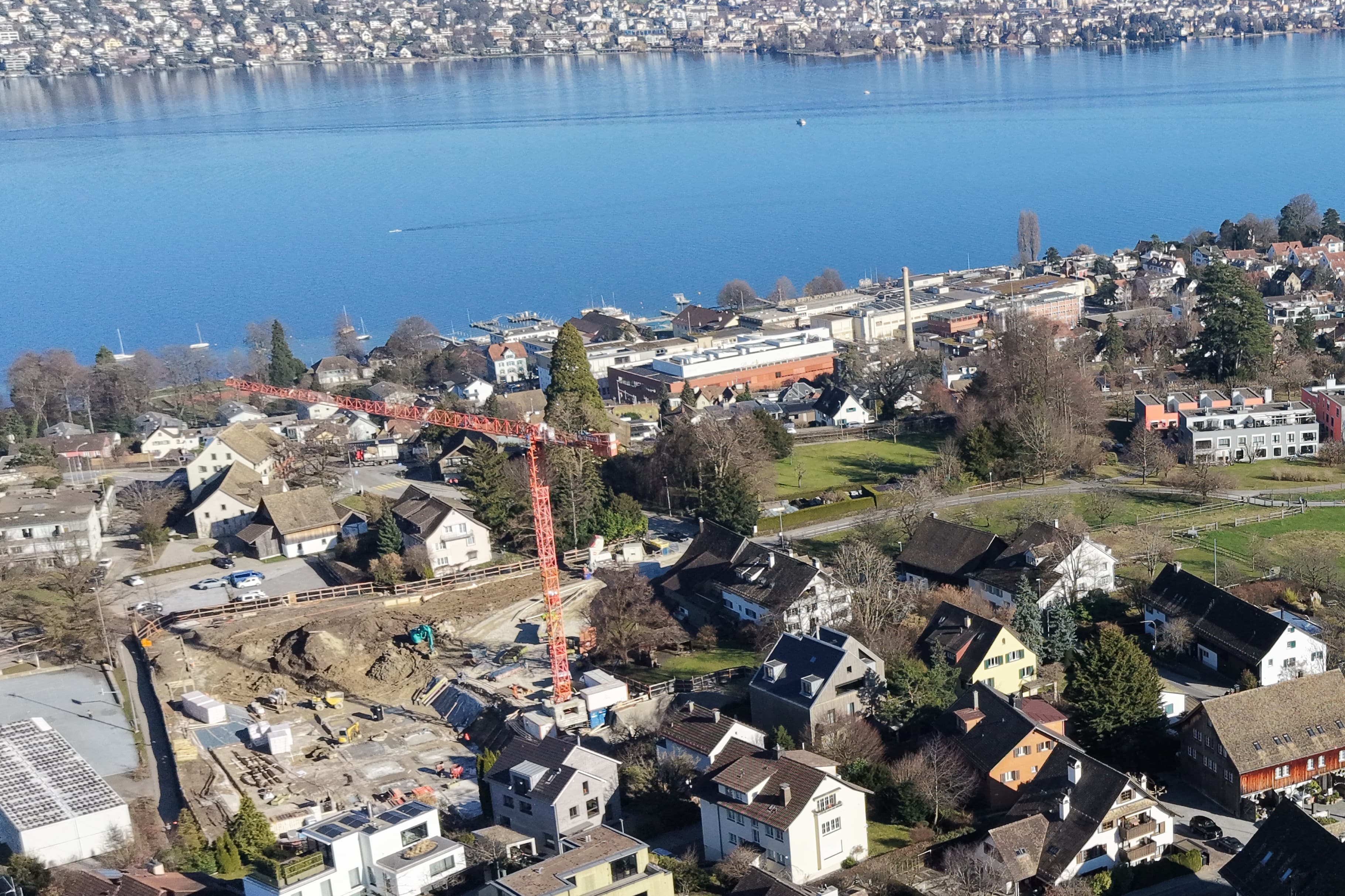 Grossbaustellen für neue Wohnungen (im Bild Kilchberg), sind selten geworden. Der Wohnungsbau ging 2025 zurück.