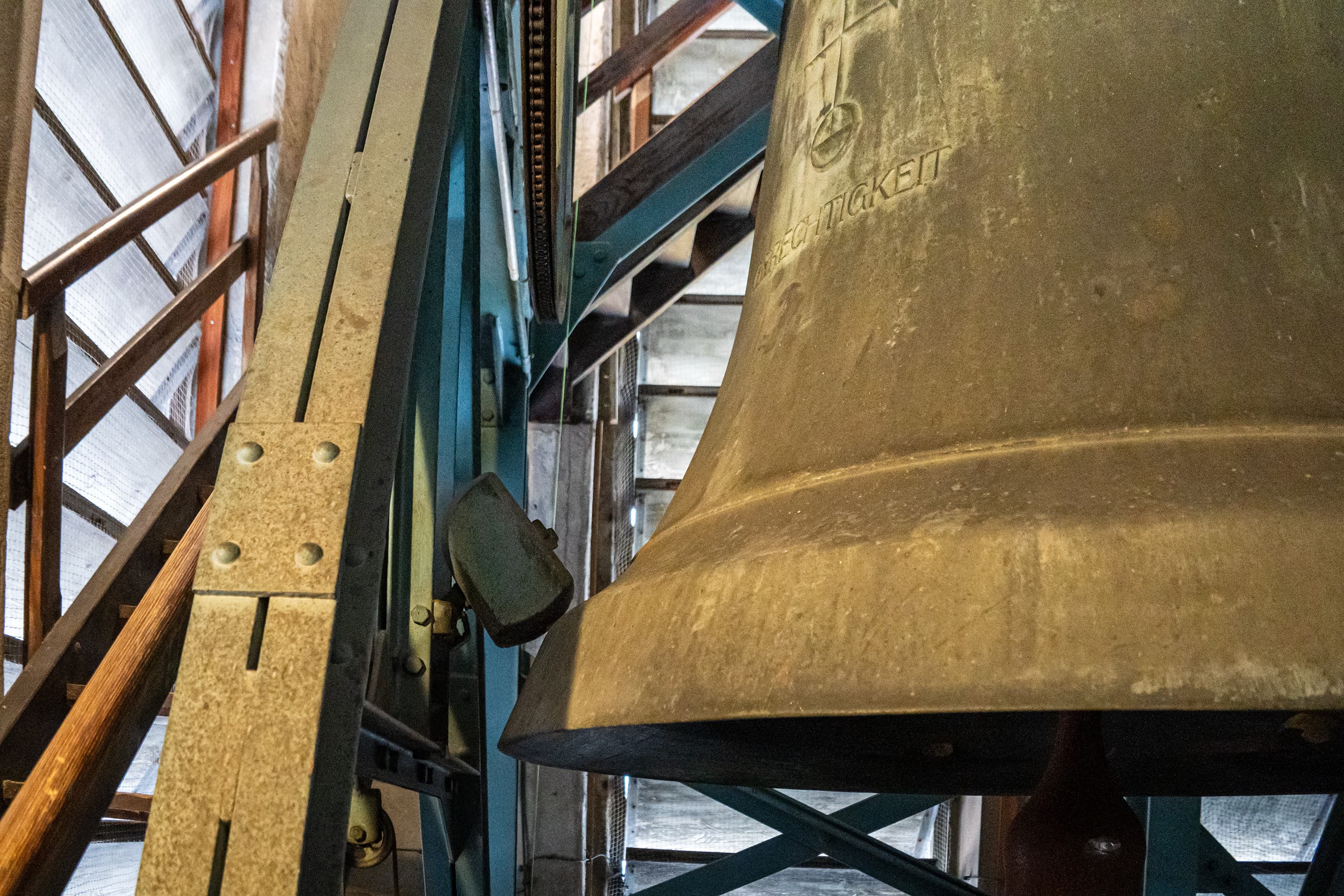 Der Hammer der Glocke «Gerechtigkeit» in der Thalwiler Kirche ist wieder repariert.