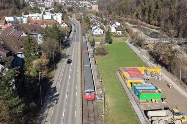 Die Haltestelle Wildpark-Höfli (im Hintergrund Adliswil) wird künftig zweigleisig. Der Bauplatz rechts wird heute für die Renaturierung der Sihl verwendet und dient später den Bauarbeiten.