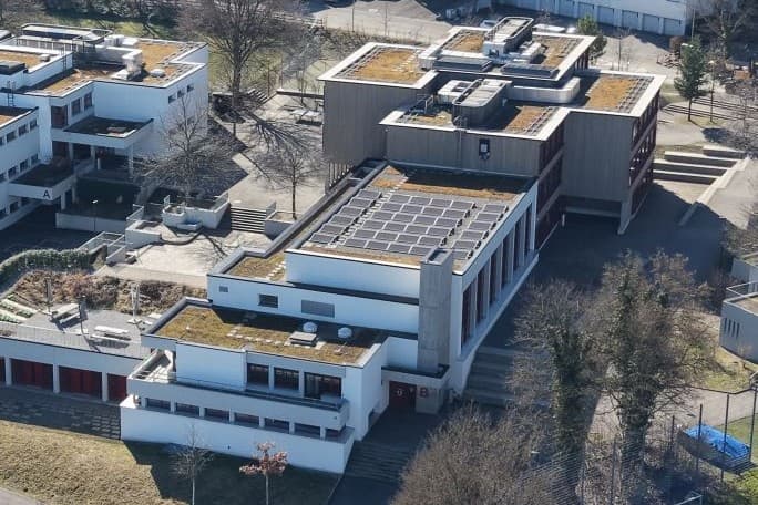 Photovoltaikanlagen sollen erst dann auf städtischen Dächern installiert werden, wenn Gebäudesanierungen anstehen (im Bild Schulhaus Sonnenberg).