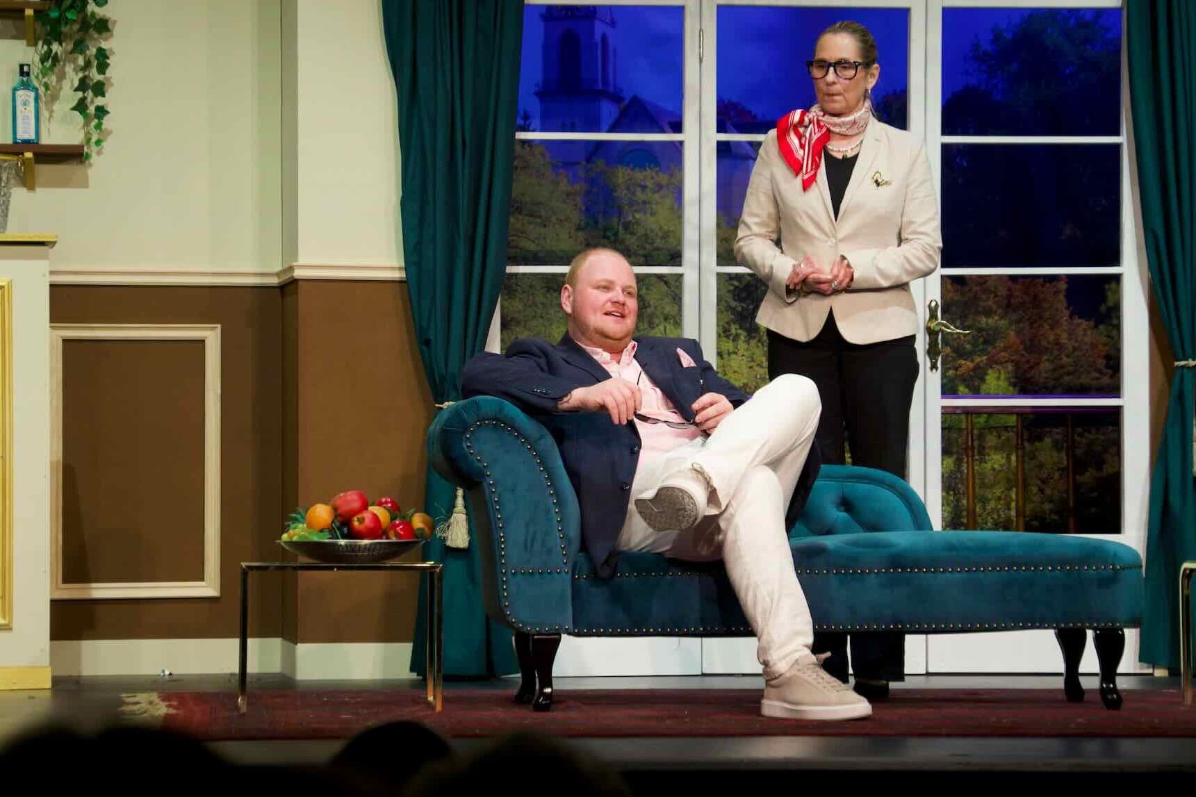 Schauspieler Henri Böhm (gespielt von Marco Bösch) wird nach seiner Ankunft von Hoteldirektorin (Gerda Jäggli) umsorgt.