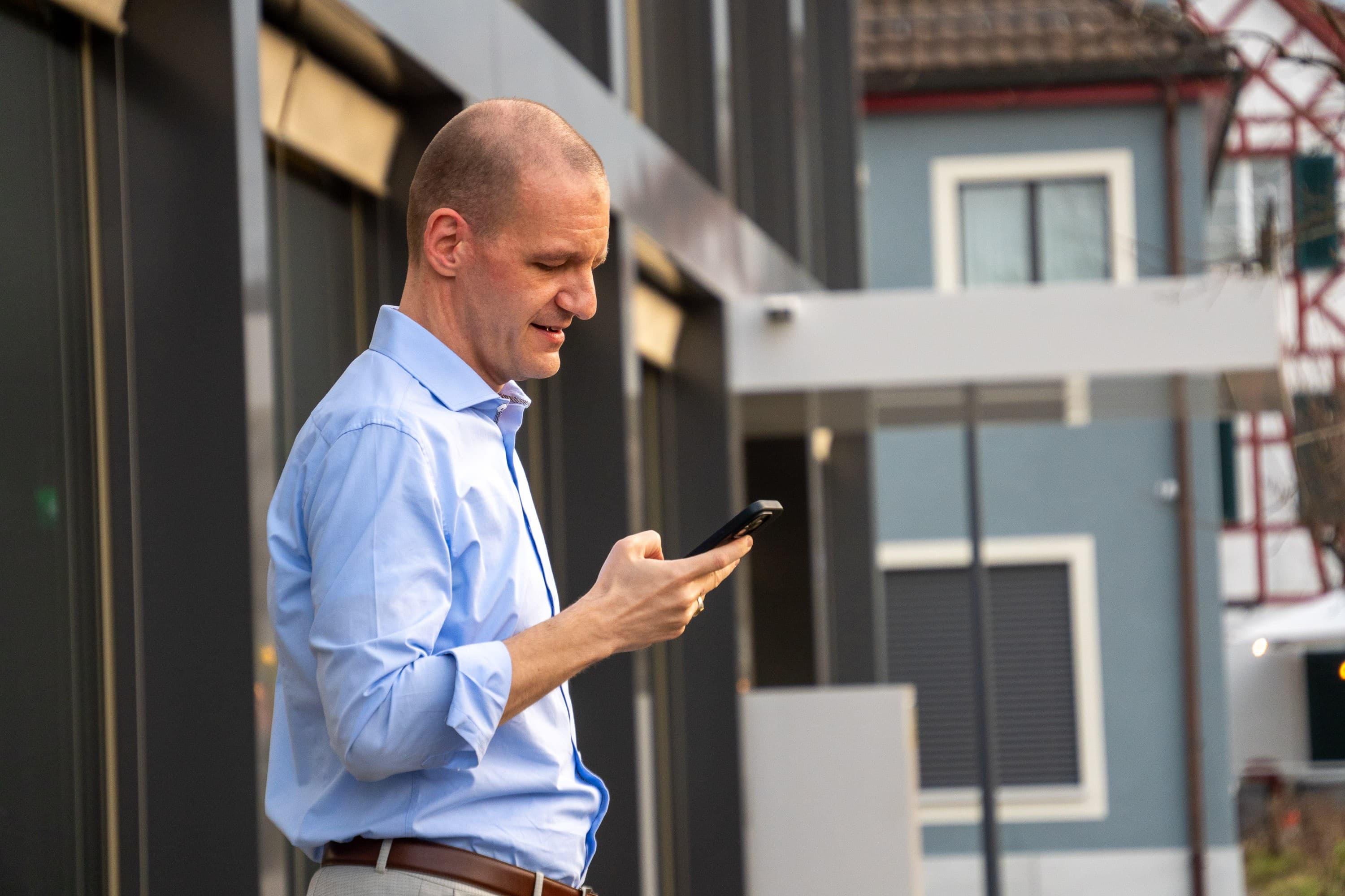 Markus Bürgi nimmt Gratulationen zu seinem Wahlsieg entgegen.