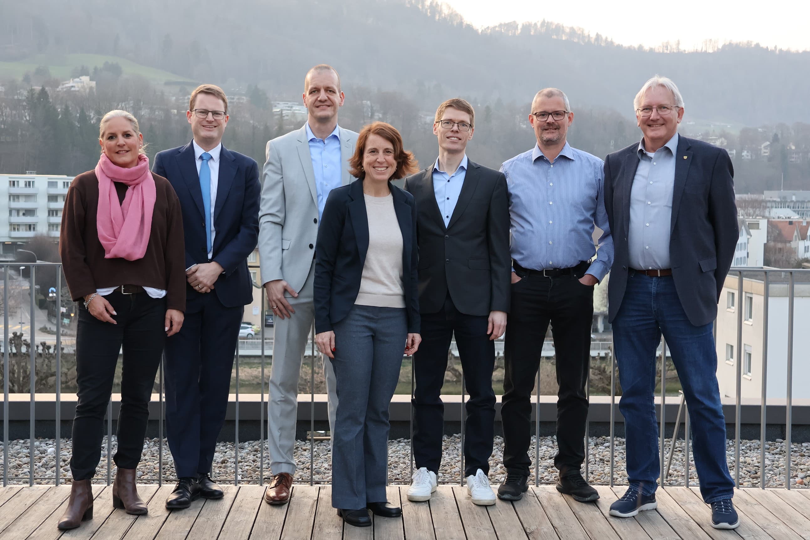 Der neue Stadtrat Adliswil (v.l.n.r.): Christine Preisig (parteilos), Mario Senn (FDP), Markus Bürgi (FDP, Stadtpräsident), Marianne Oswald (Grüne), Thomas Fässler (die Mitte), Daniel Frei (Freie Wähler), Felix Keller (parteilos).