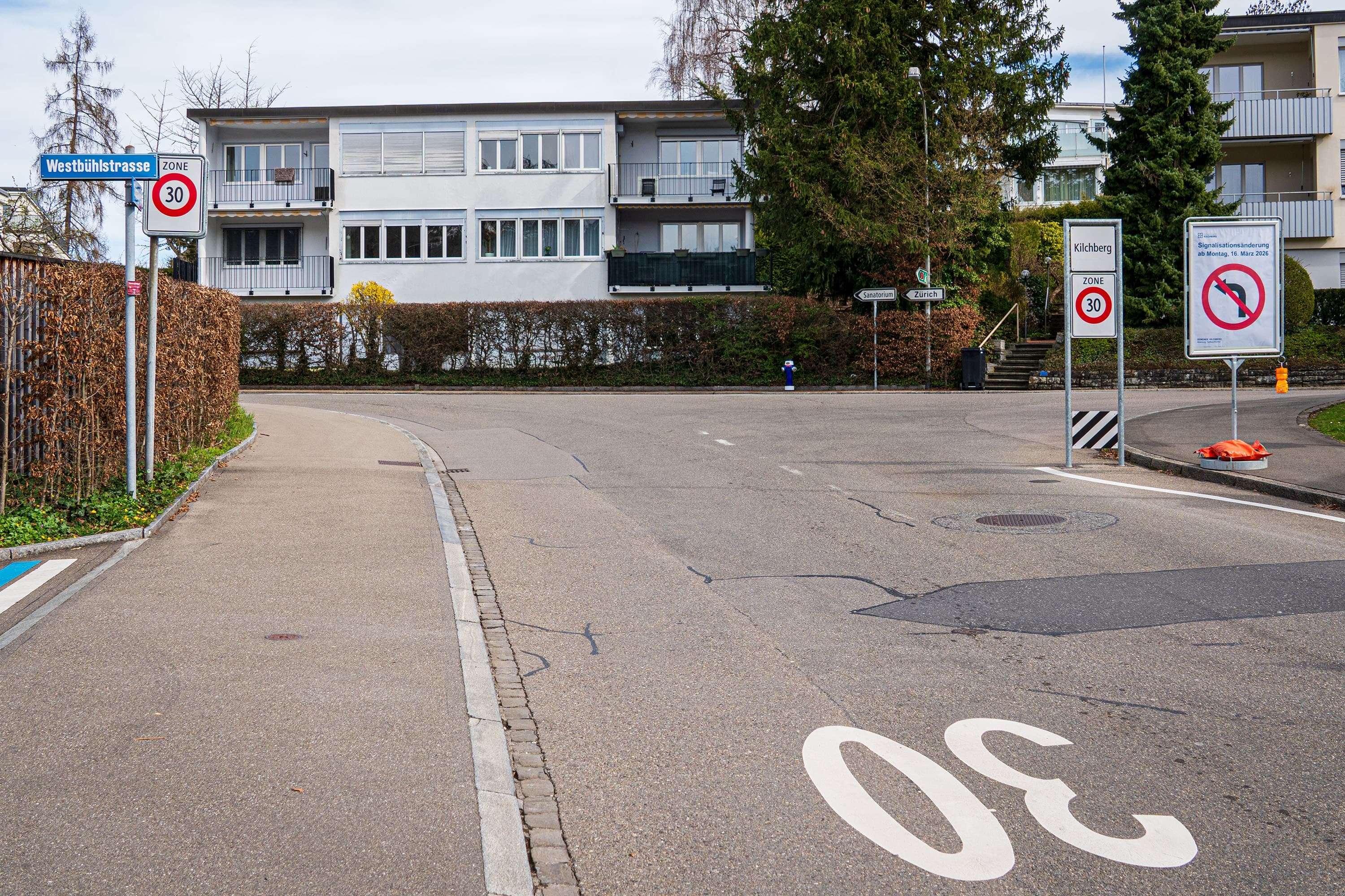 Wer in den Morgenstunden von der Autobahnausfahrt Wollishofen Richtung Kilchberg fährt, kann ab 16. März nicht mehr nach links abbiegen.