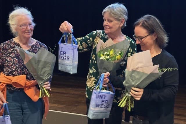 Der scheidende Vorstand (von links) Maria Waibel, Martha Würger und Natalie Hofbauer Bio wird mit Blumen und Geschenken verabschiedet.