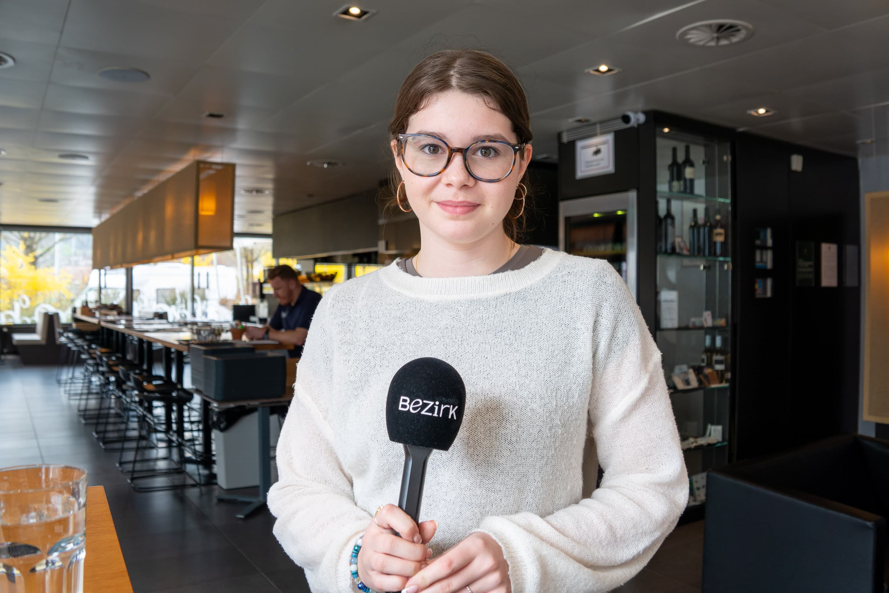 Videojournalistin für einen Tag: Sekundarschülerin Ronja Erni im Restaurant Boom (Adliswil).