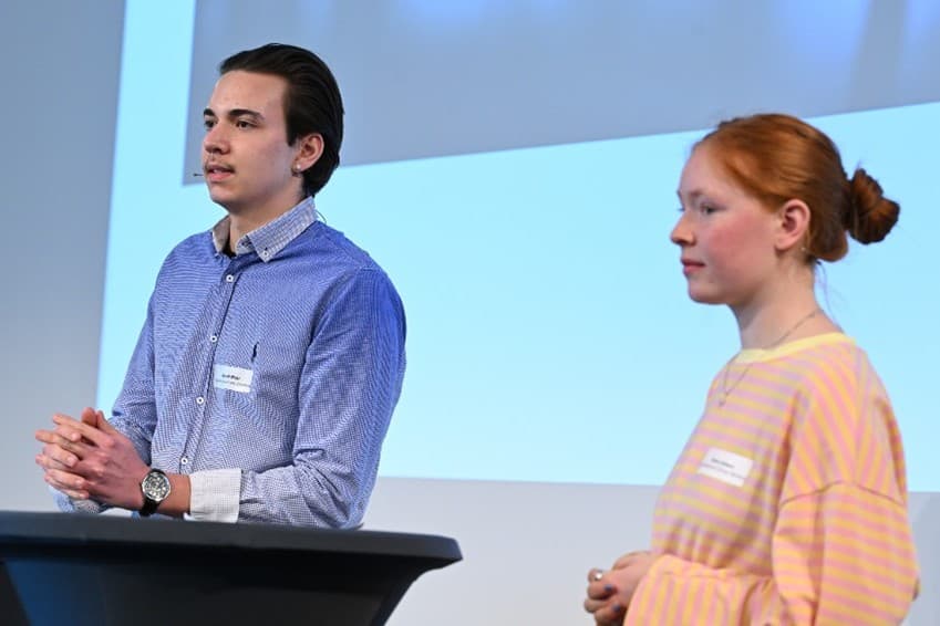 Nelio di Biase und Zora Arbenz (Schüler und Schülerin der Kanti Zürich Oberland) diskutierten über politische Neutralität an den Schulen.