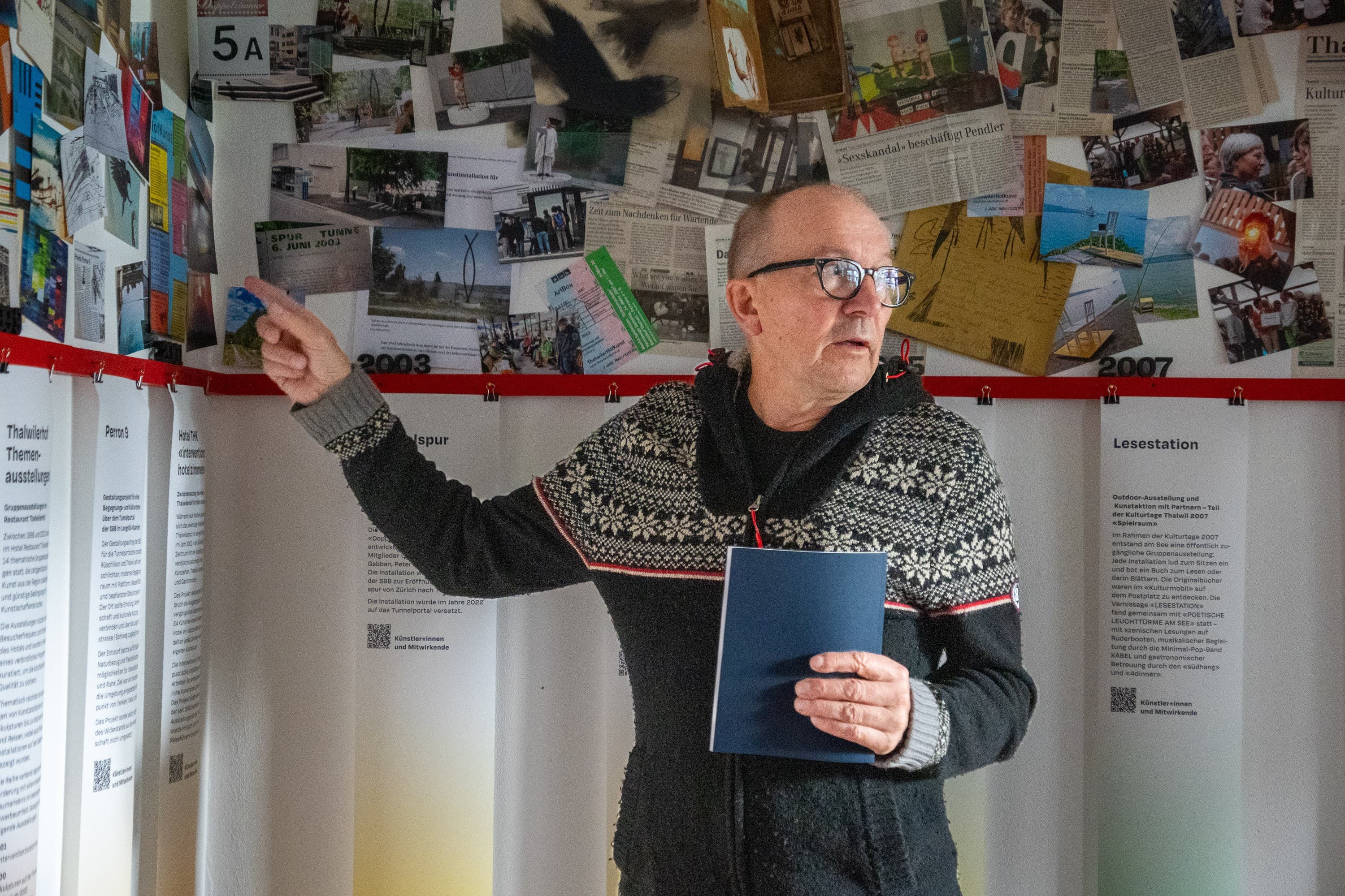 Urs Amstutz, Präsident Thalwiler Hofkunst, erläutert die Jubiläumsausstellung im Museum Thalwil.