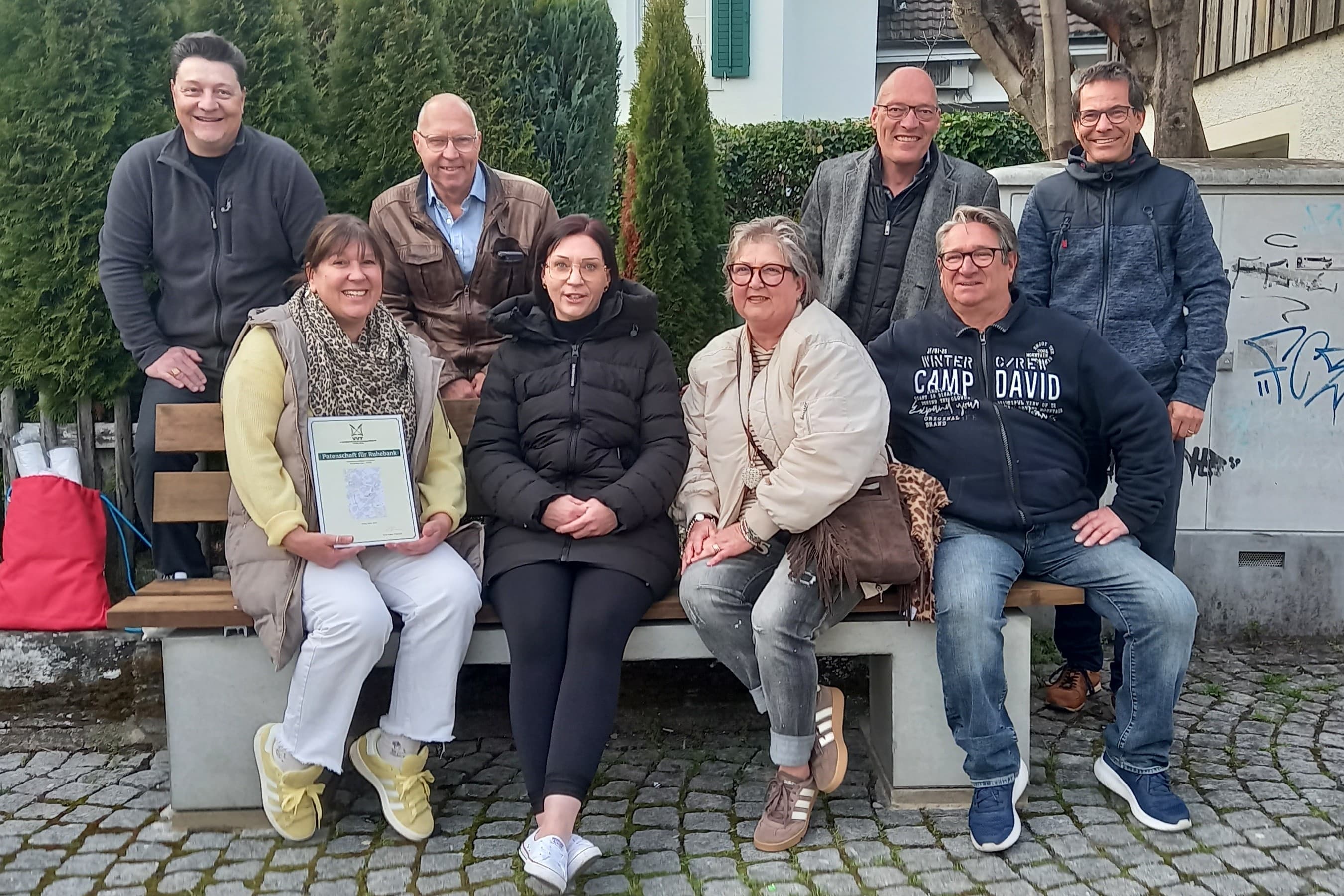 Einweihungsfeier mit Familie und lokaler Prominenz. Hinten von links: Domenico Natazzi und VVT-Präsident René Huber, Gemeindepräsident Hansruedi Kölliker, Gemeinderat Adrian Schmidlin. Vorne von links: Bänkli-Patin Sonja Keel, Janine Conte-Huber sowie Iris und Guido Schnyder.