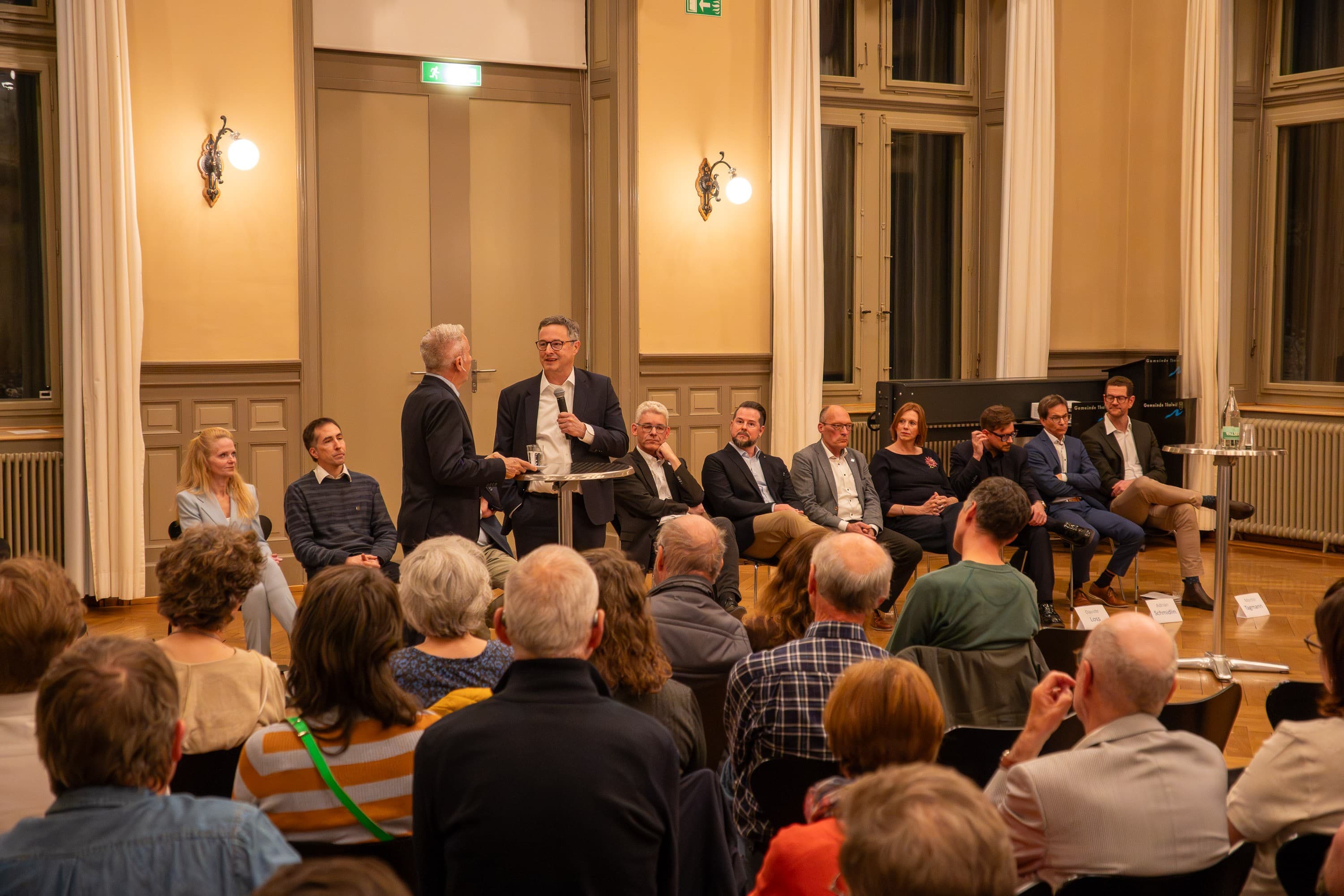 Reto Lipp (stehend, links) fühlte den Kandidierenden auf den Zahn.
