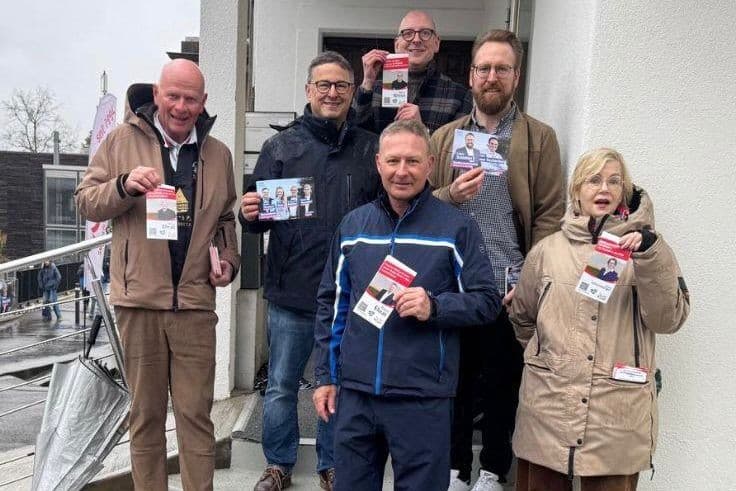 Die Kandidatin und die Kandidaten der SVP Thalwil mit den freisinnigen Kandidierenden Thomas Henauer (bisher Gemeinderat) und Lukas Schlatter (Baukommission).