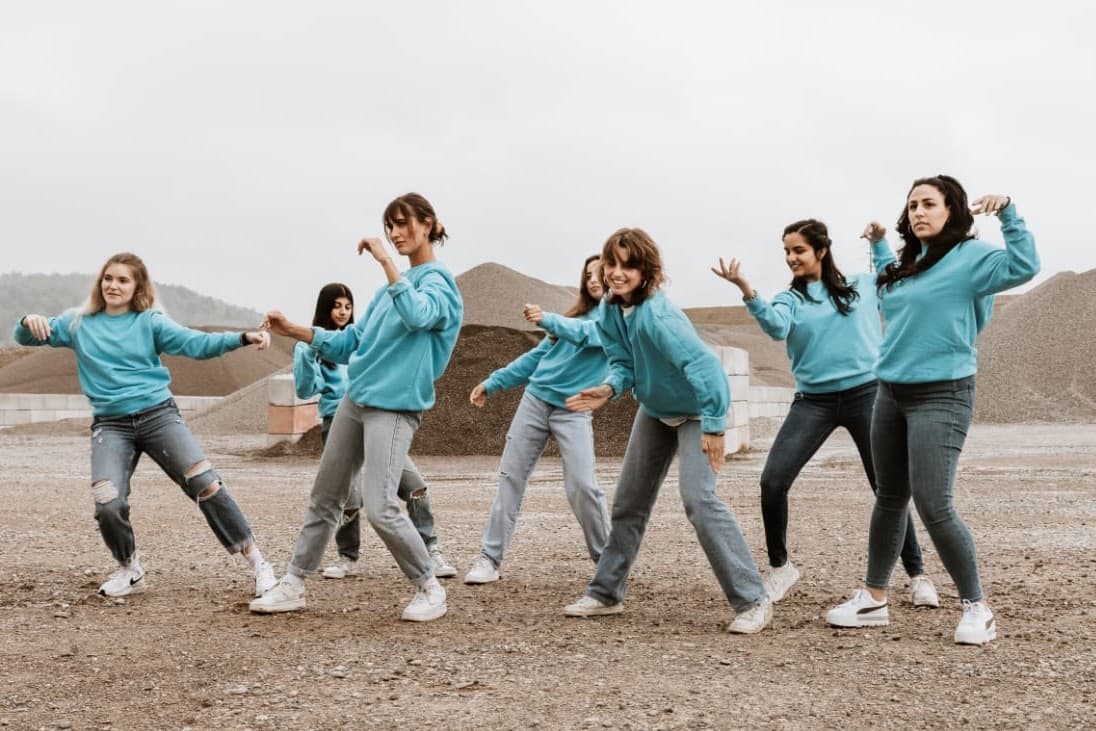 Als Leiterin bringt man Leidenschaft fürs Tanzen und Interesse am Unterrichten mit.