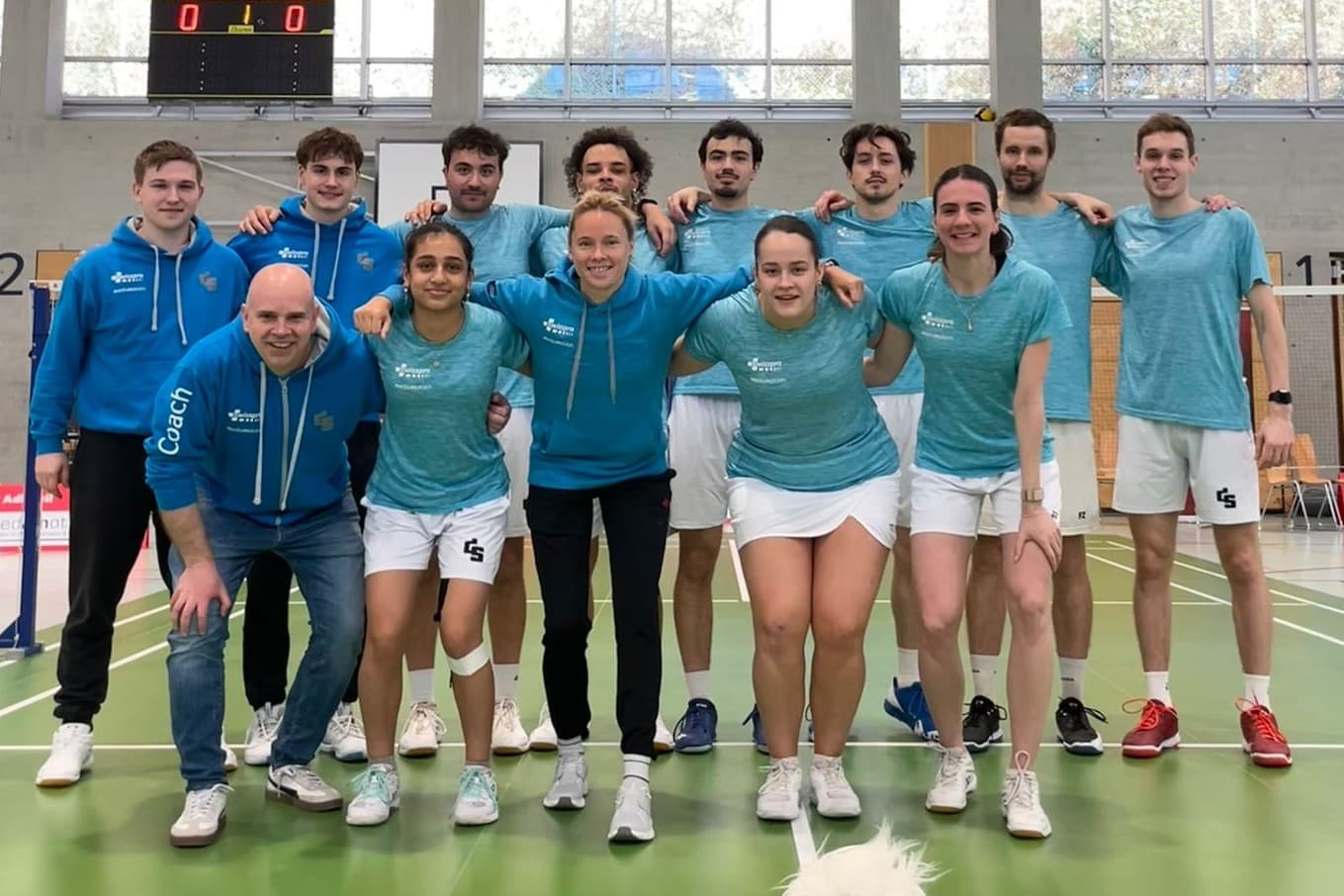 Stehend v.l.: Niklas Kramer, Felix Schütt, Andreas Zbinden, Ezra Cunningham, Patrick Zbinden, Yanis Gaudin, Anton Kaisti, Julien Scheiwiller. Kniend Martin Suter (Assistant coach), Nishka Sharma, Soraya De Visch Eijbergen (Headcoach), Jorina Jann, Hristomira Popovska.