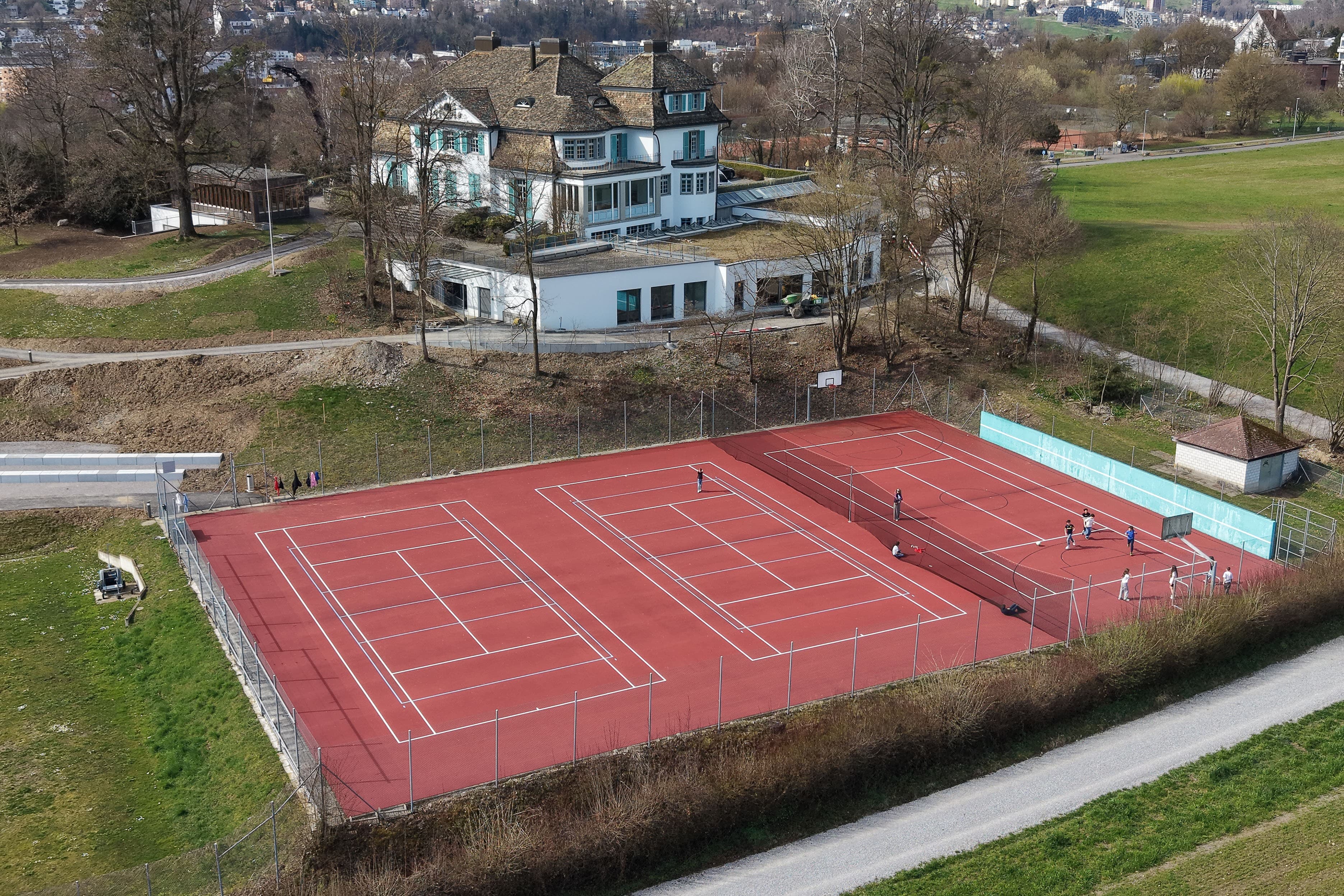 Die ehemaligen Tennisplätze unterhalb des Spinnerguts (oben) sind als Standort einer Skateranlage im Gespräch. Links vom Spinnergut ist eine Street Workout-Anlage im Bau.