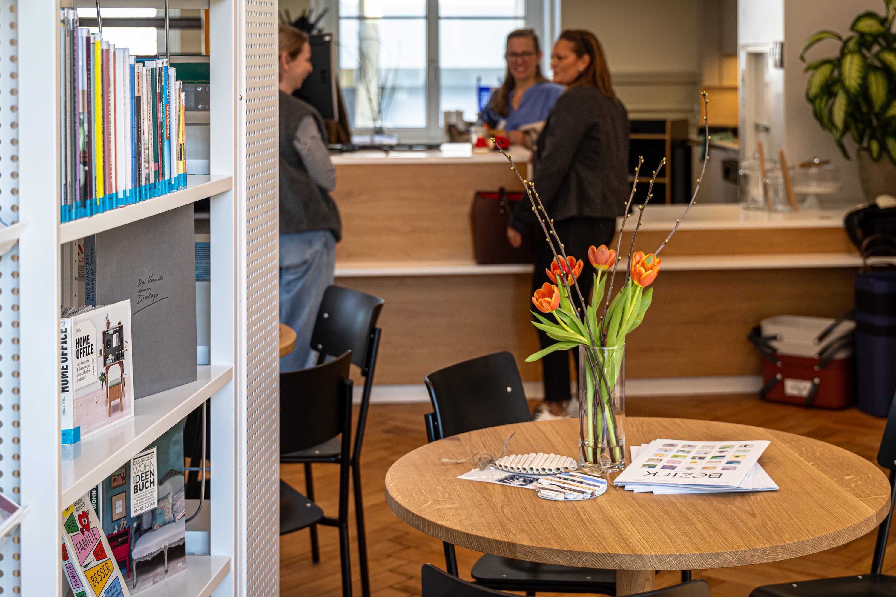 Neuer Empfangsbereich mit Tischen zum Verweilen und Kaffeetrinken.