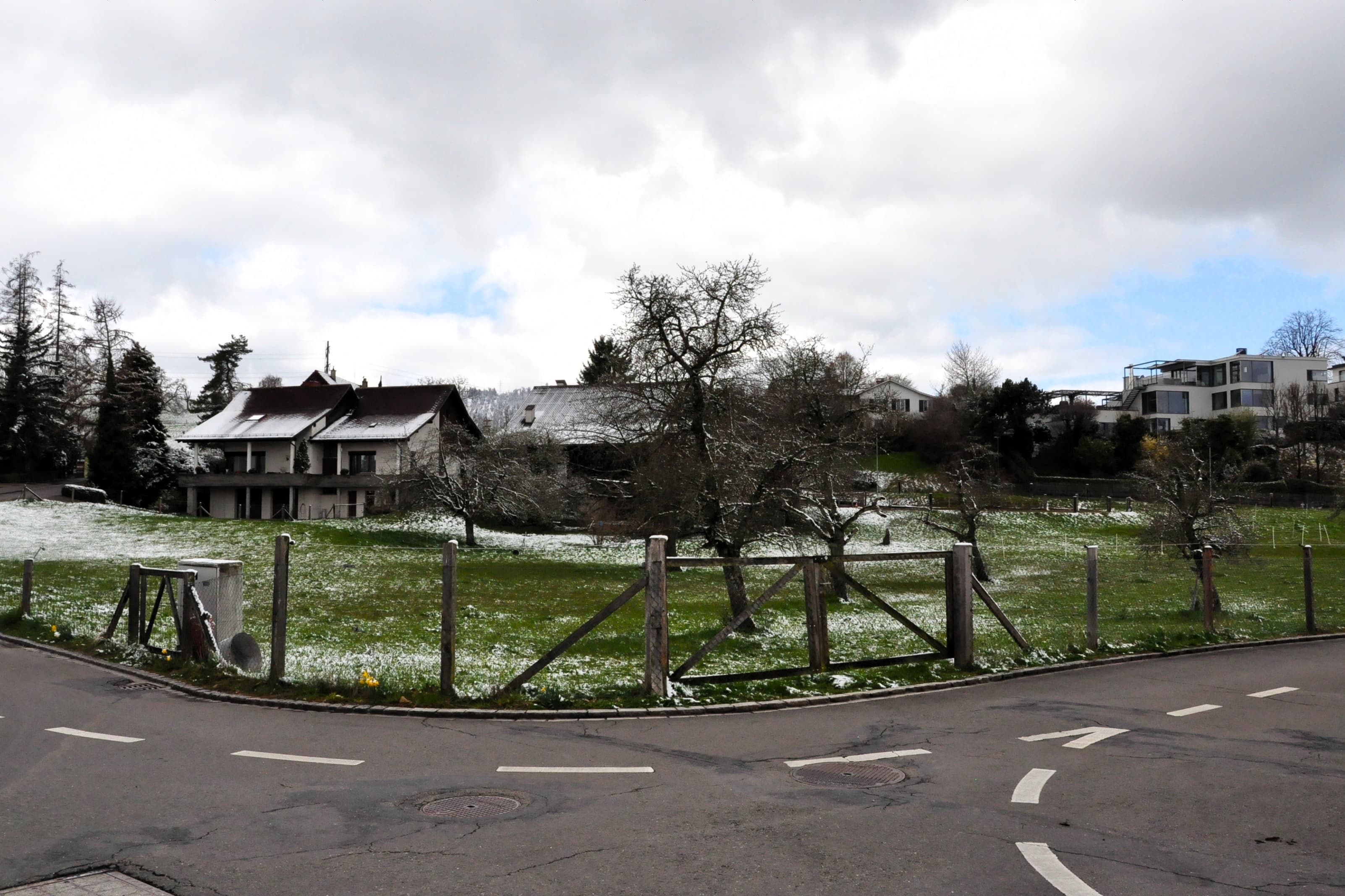 Das geerbte Land ist über 10'000 Quadratmeter gross und besteht heute zum grössten Teil aus Wiese mit Bäumen.