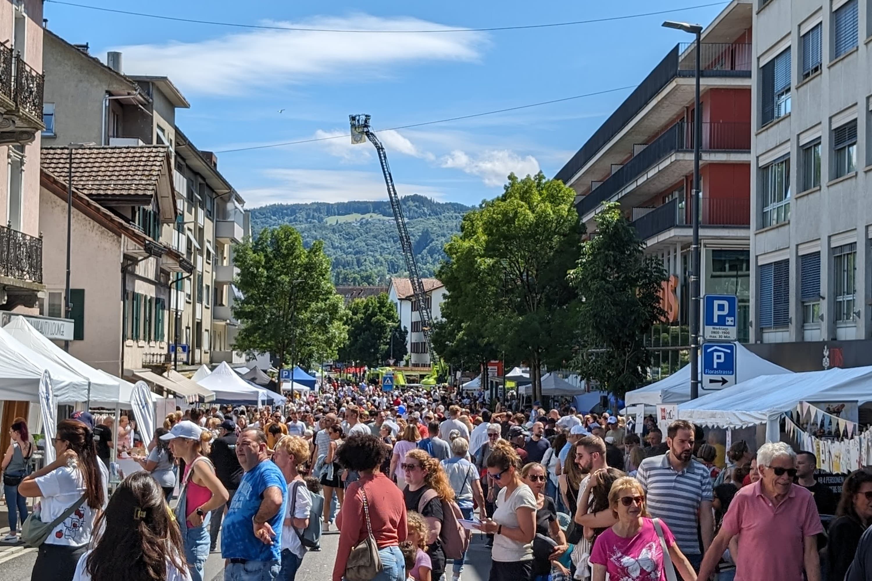 Für das Fest wird die Albisstrasse gesperrt und in eine Open-Air-Gewerbeausstellung umgenutzt.