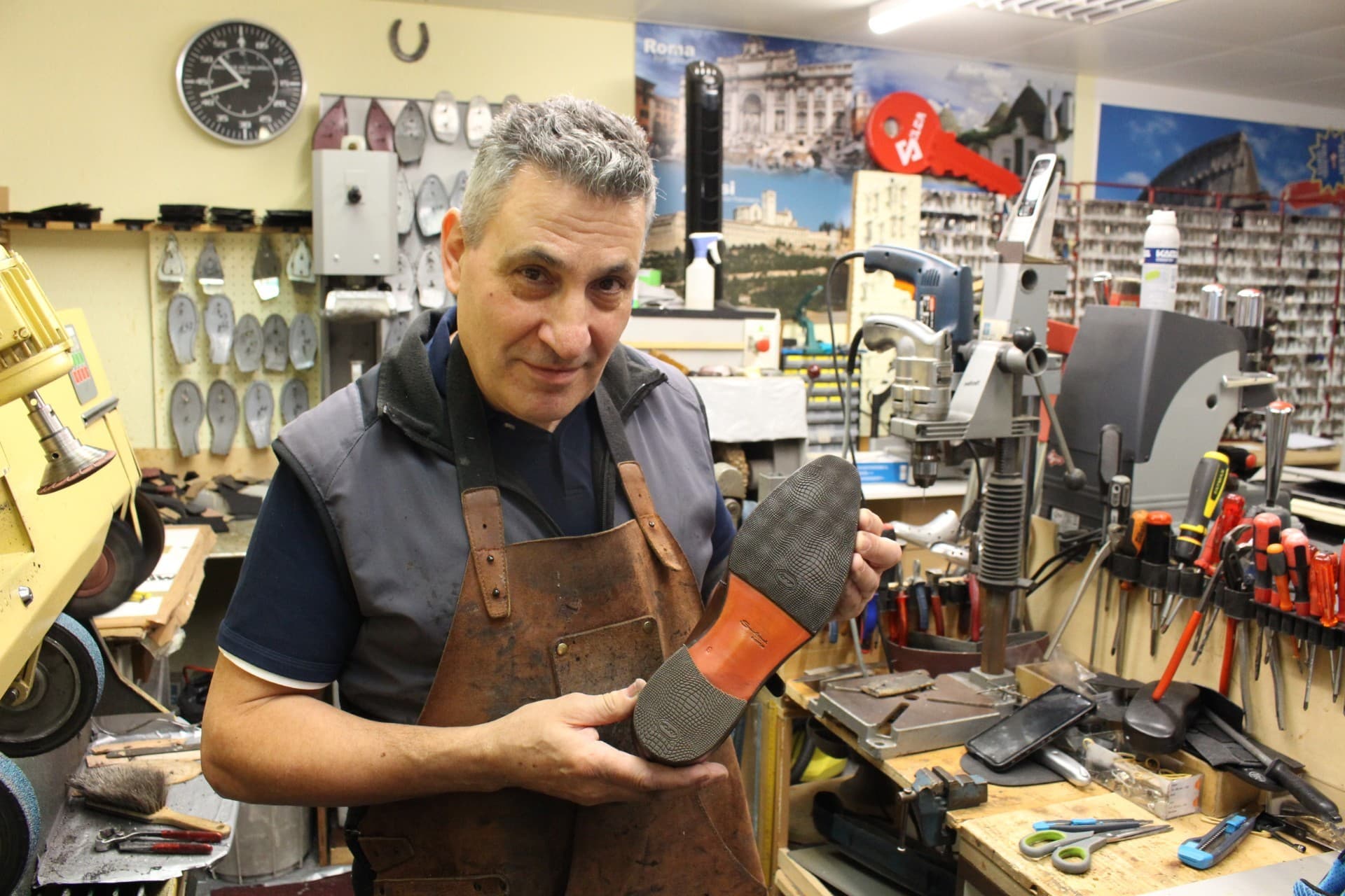 Seit 1988 repariert Rocco Latella die Schuhe der Adliswilerinnen und Adliswiler.