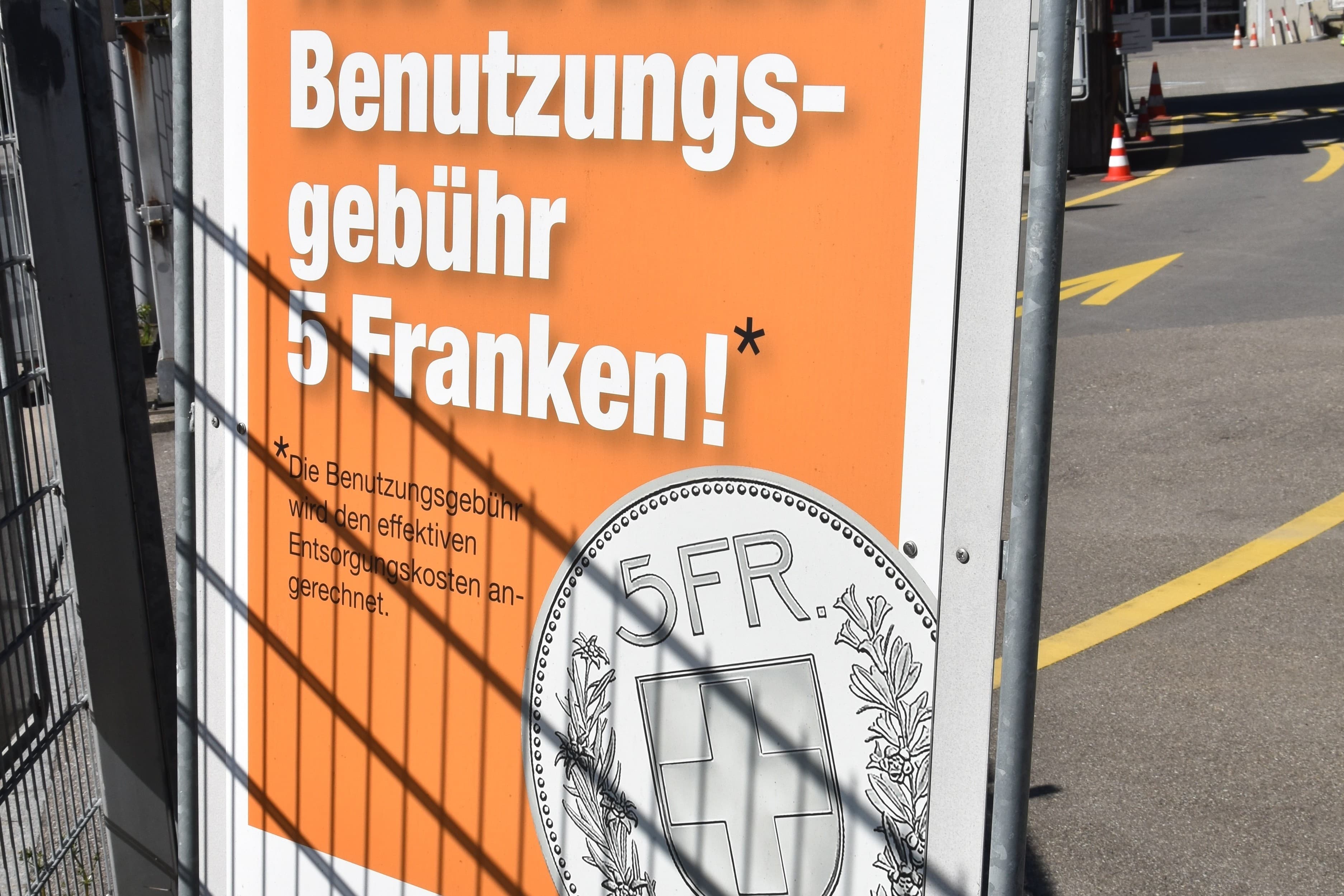 Wird bald gestrichen: die Gebühr von fünf Franken im Entsorgungspark Adliswil.