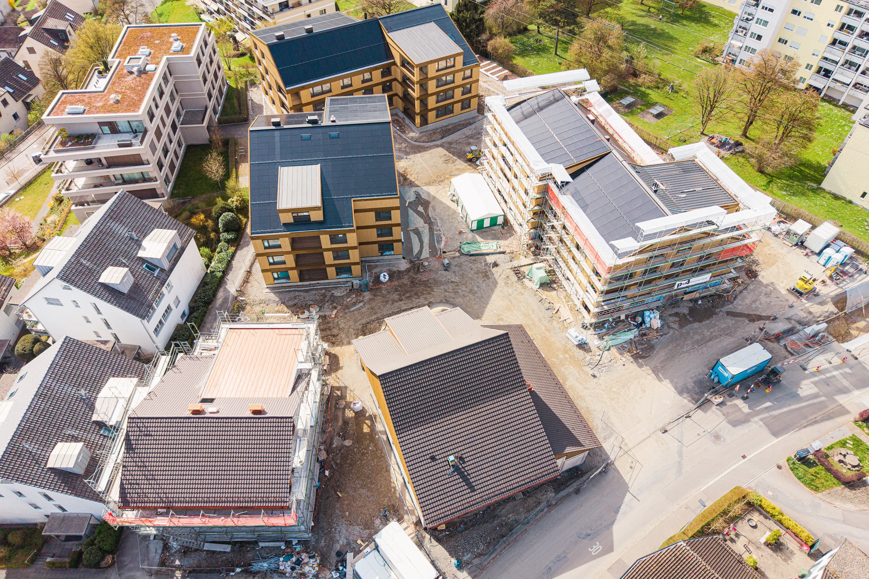 Die beiden Gebäude im Vordergrund sind Ersatzneubauten, die anderen drei wurden komplett neu erstellt. Der Mehrzwecksaal befindet sich im Gebäude vorne in der Mitte.