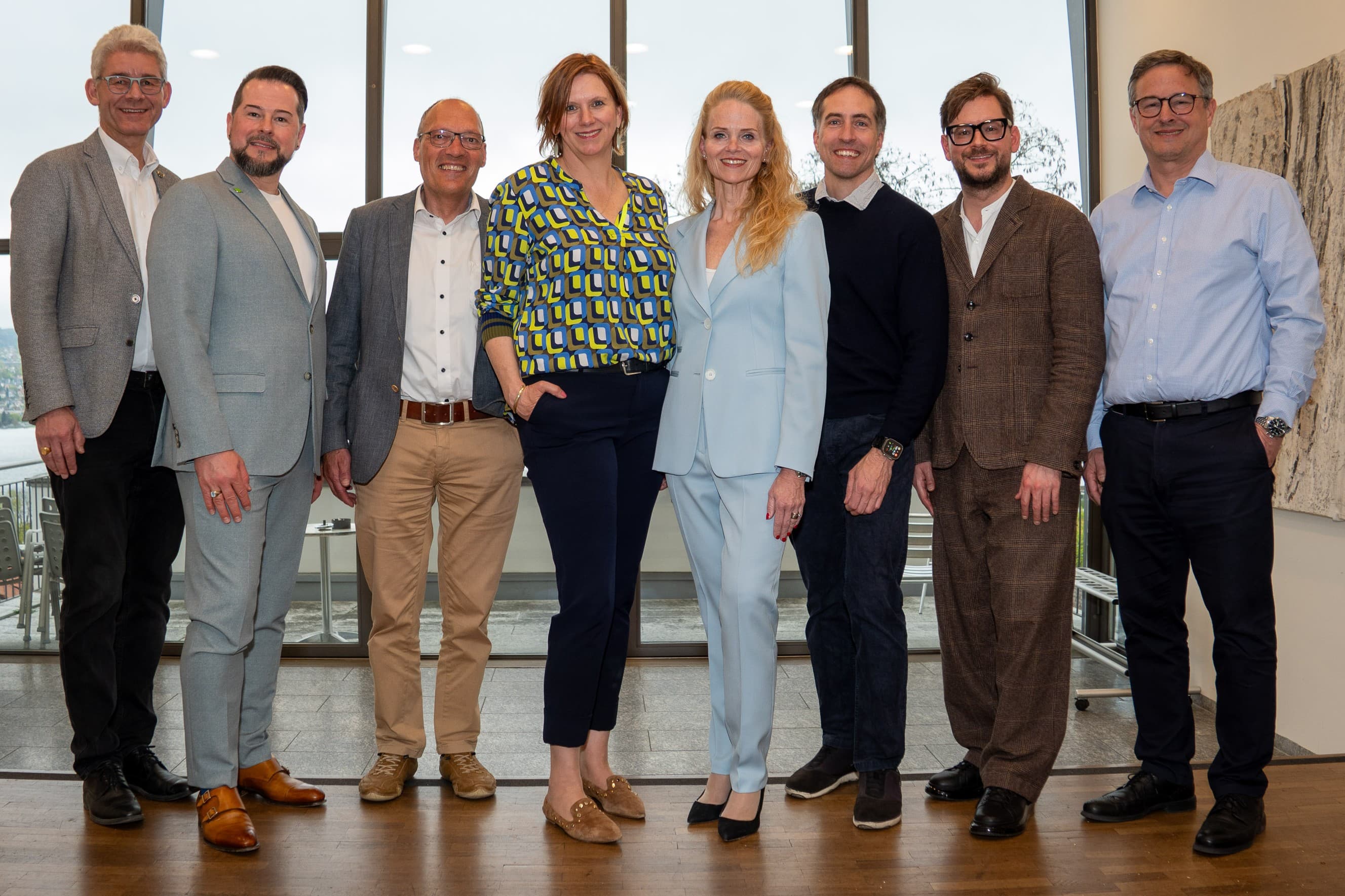 Der neue Gemeinderat von Thalwil (von links): Thomas Hunziker, Christian Kling, Hansruedi Kölliker, Anne-Marie Kristokat, Erika Böni, David Brüllmann, Davide Loss, Thomas Henauer. Nicht auf dem Bild ist der im Ausland weilende Adrian Schmidlin.