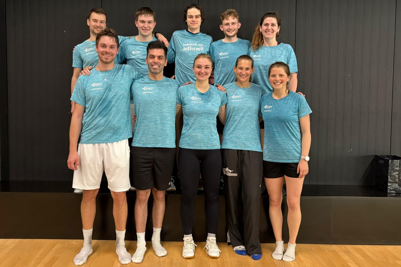 Das zweite Adliswiler Team steht vor entscheidenden Spielen. Stehend hinten von links: Tobias Schläpfer, Niklas Kramer, Matthias Trauffer, Quentin Anthenmatten, Delia Biedermann. Vorne, von links: Tim Hummels, Stéphane Bato, Franca Schmid, Janine Stocker, Sonja Deissenböck.