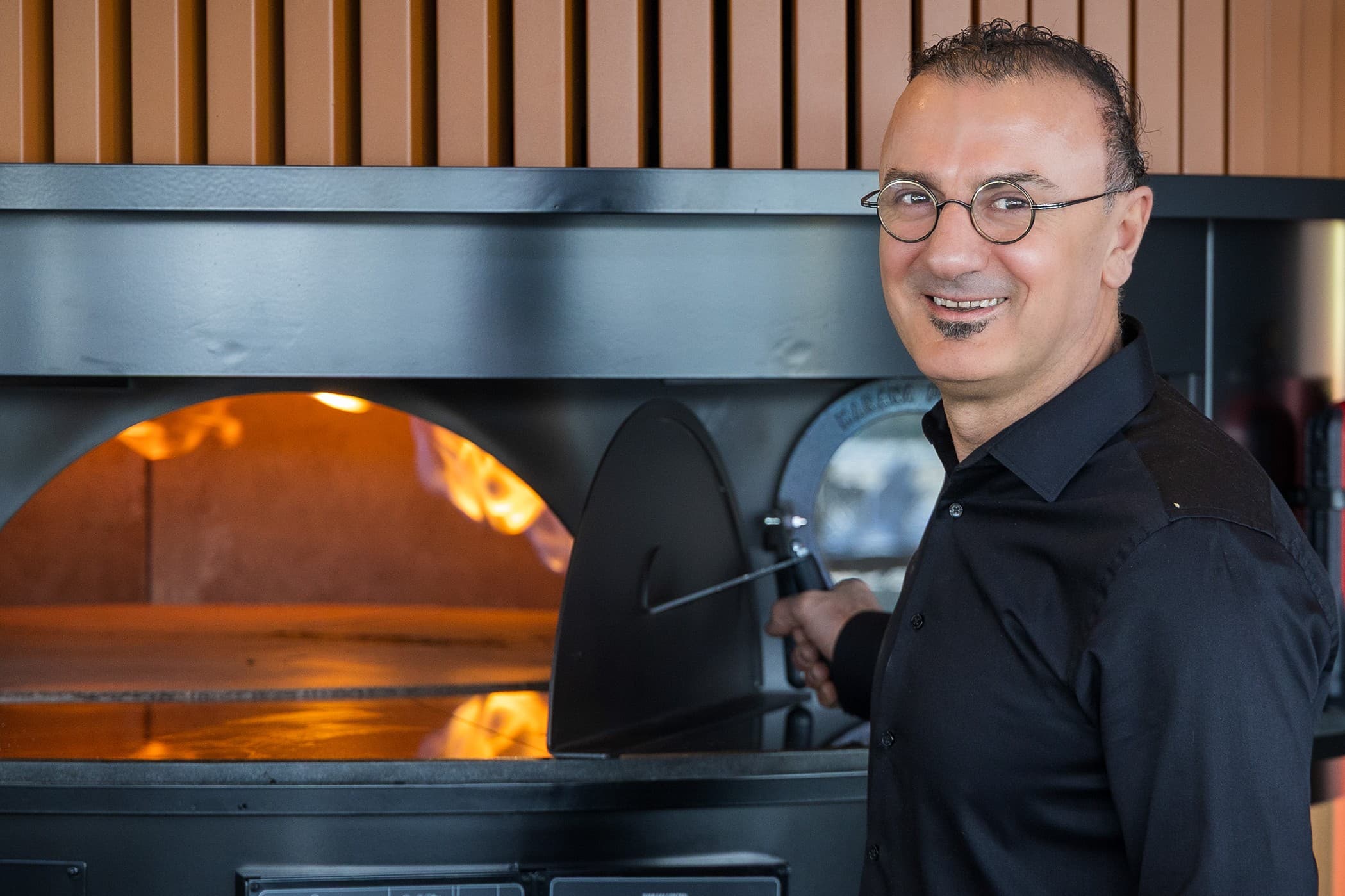 Yusuf Bektas vor dem Ofen seines neuen Restaurants in Adliswil.