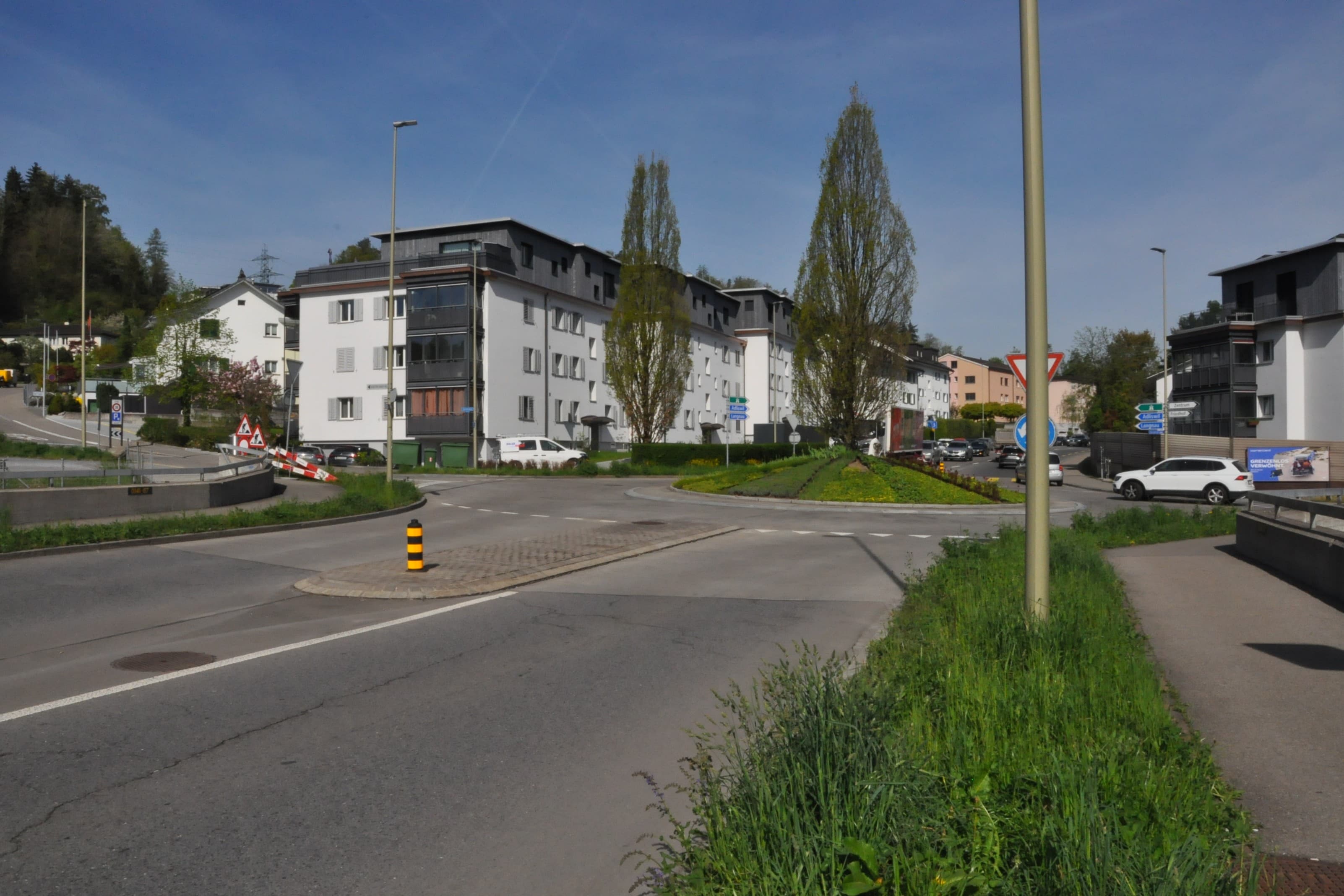 Kurz vor dem Kreisel an der Zürcherstrasse wird ein Fussgängerstreifen mit Mittelinsel erstellt.