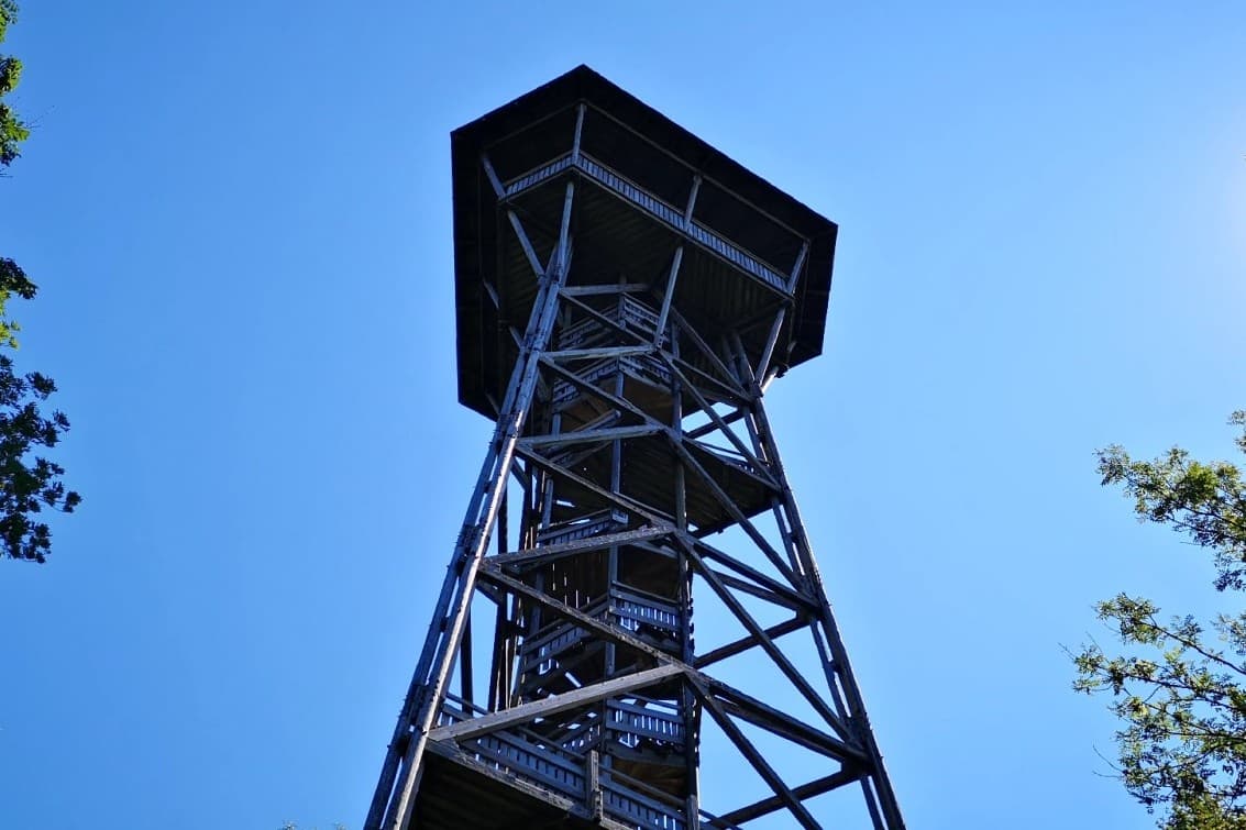 Der in die Jahre gekommene Hochwacht-Turm auf dem Albisgrat.