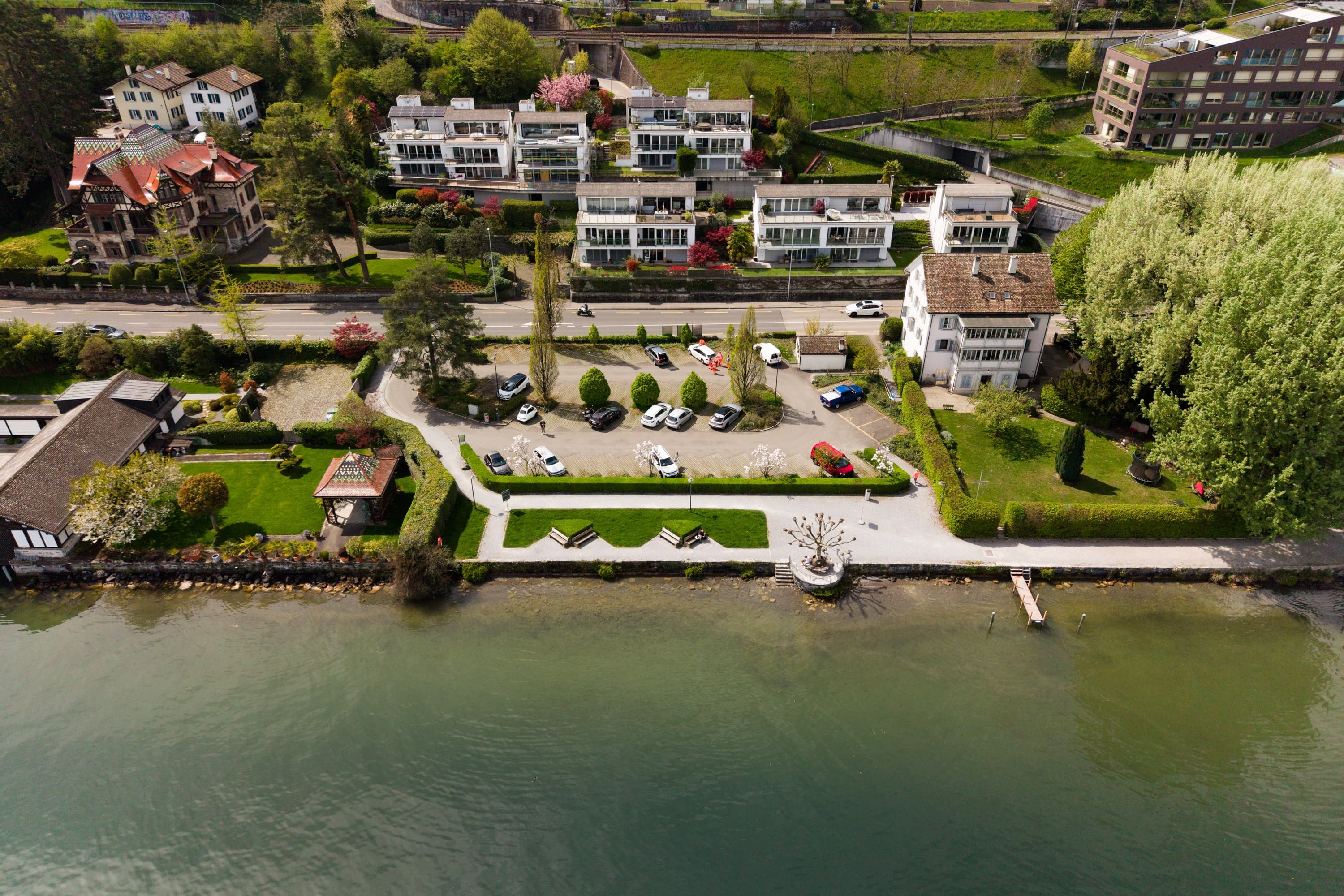 Der Zehntenhof ist die kleine Grünanlage zwischen Parkplatz und See.