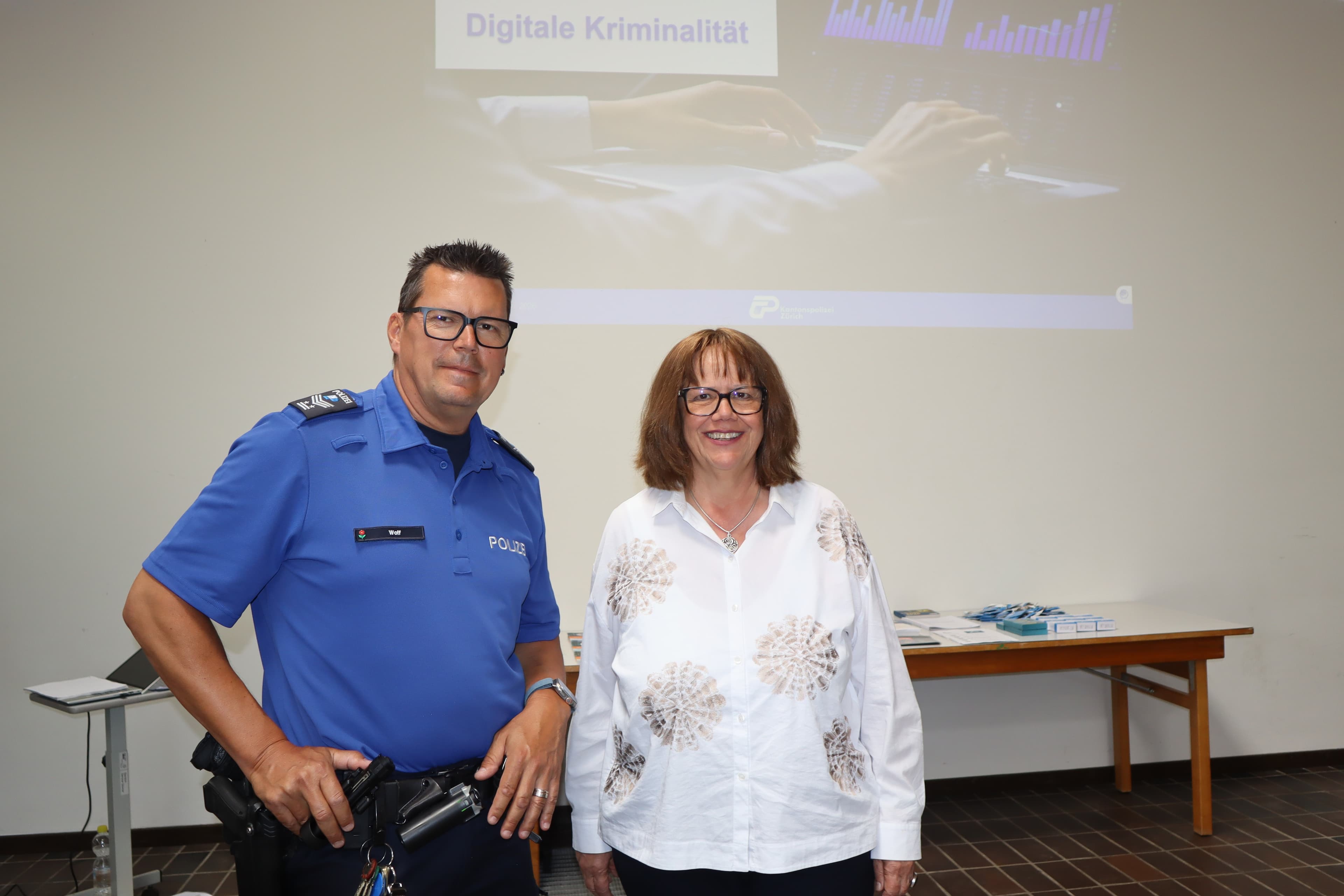 Christian Wolf, Dienstchef der Rüeschliker Polizei und Cornelia Schmid, Fachstellenleiterin von 60plus, informierten, wie Betrüger per Telefon und Internet operieren.