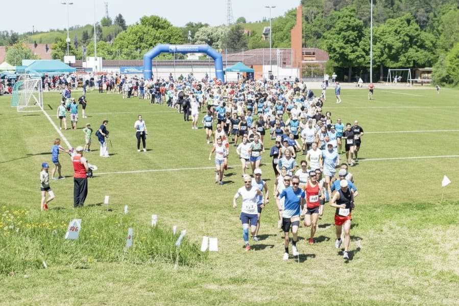 Der Frühlingslauf machte seinem Namen am Freitag alle Ehren. Die Läuferinnen und Läufer starteten beim Schulhaus Schweikrüti in Gattikon bei prächtigem Wetter.