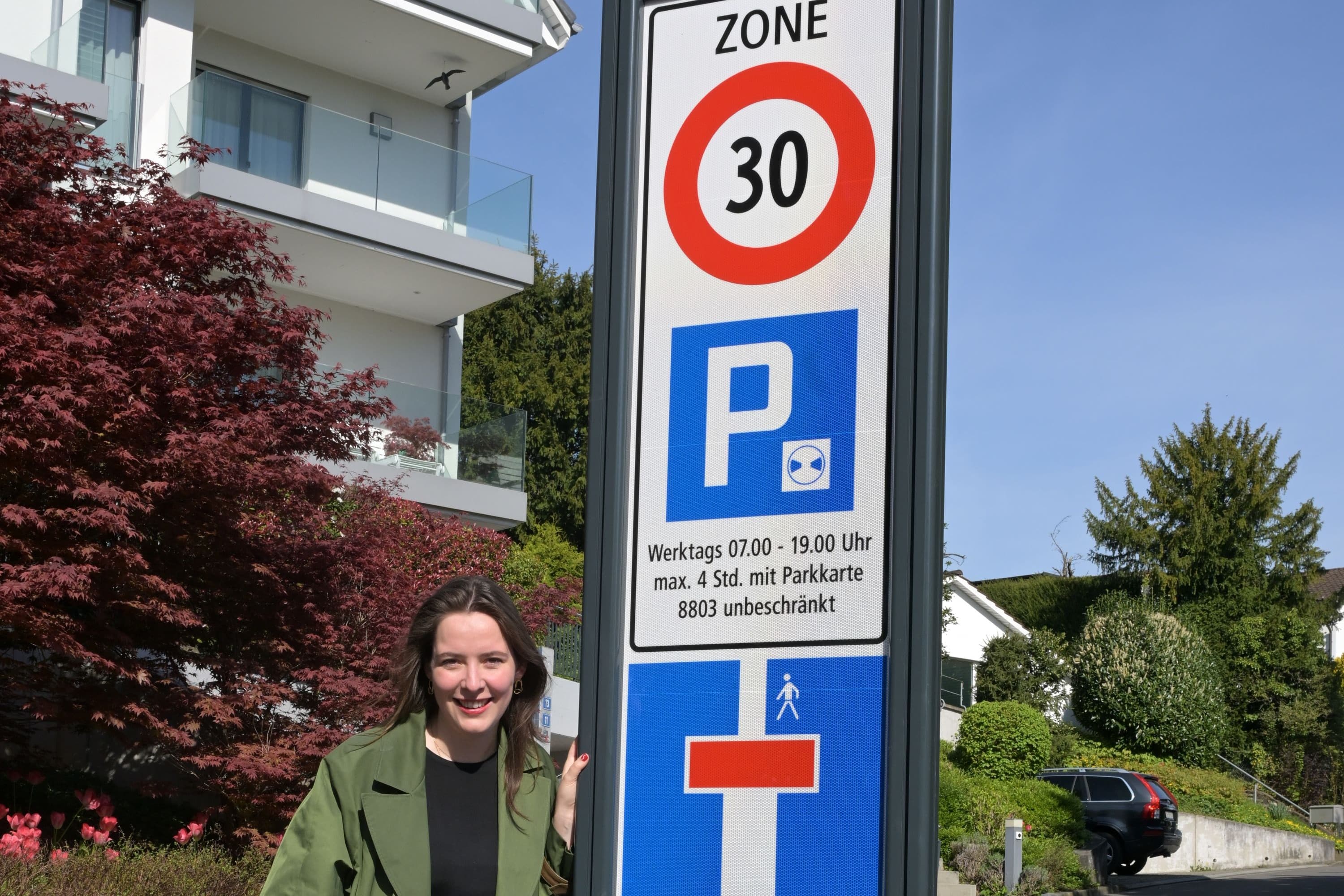 Gemeinderätin Elena Michel vor einer der ersten Tempo-30-Tafeln in Rüschlikon.