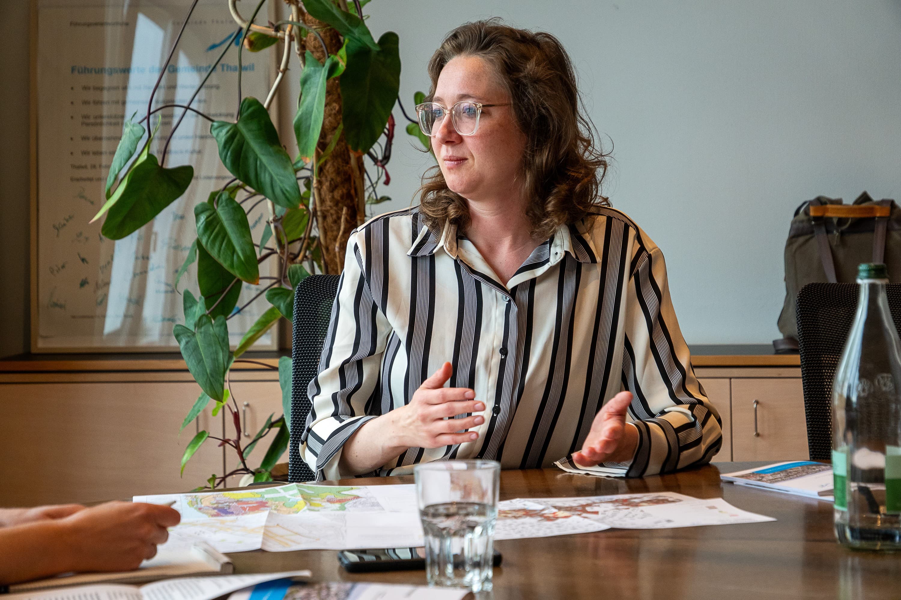 Gemeinderätin Franziska Zibell zeigt auf, wie innovativ die neue Bau- und Zonenordnung Thalwils ist.