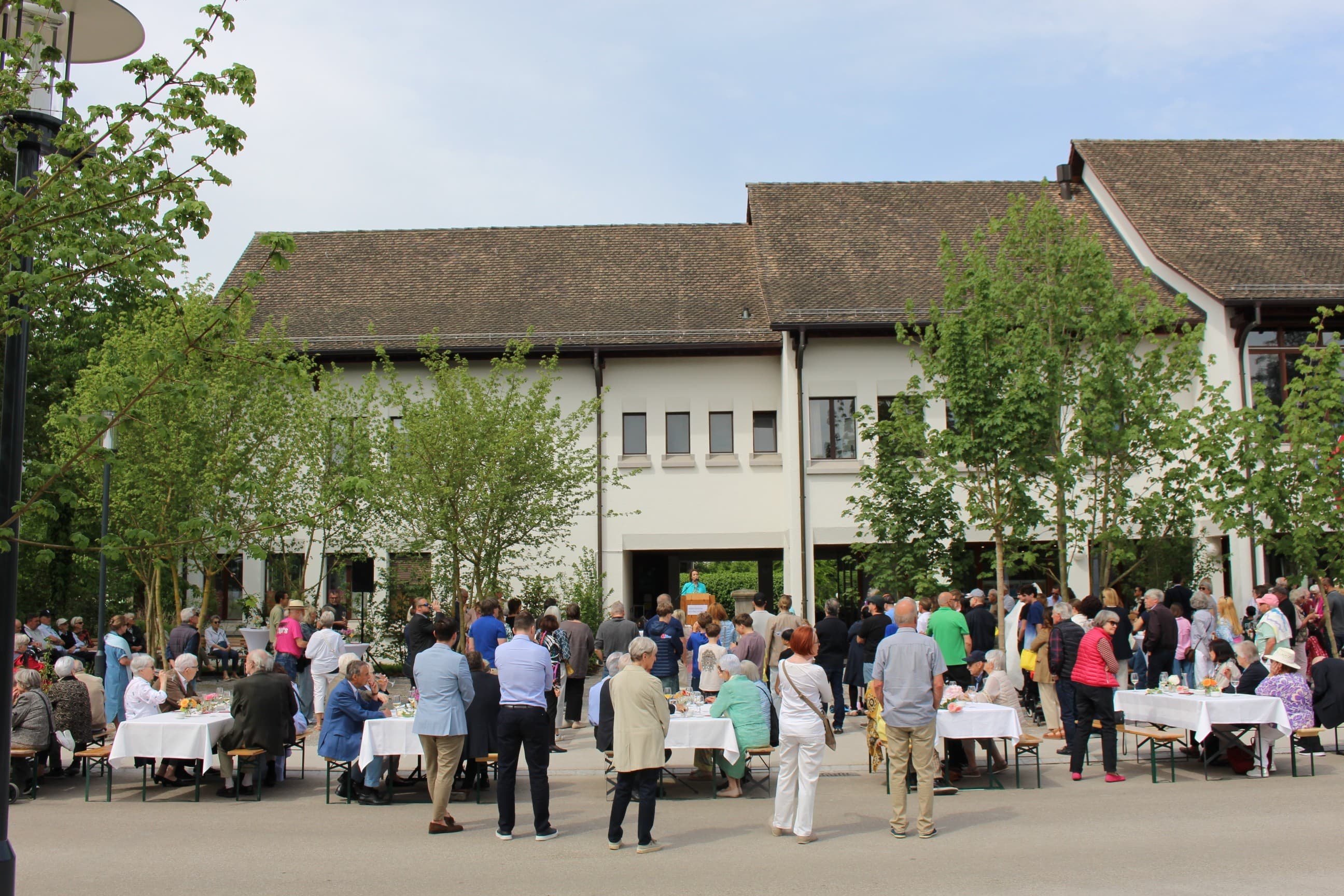 Grossandrang auf dem neuen Chileplatz während der Ansprache von Gemeindepräsidentin Phyllis Scholl.