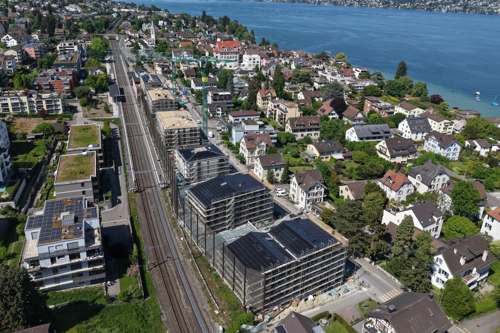 Die Wohngebäude rechts der Gleise sollen Ende Jahr fertiggestellt sein.